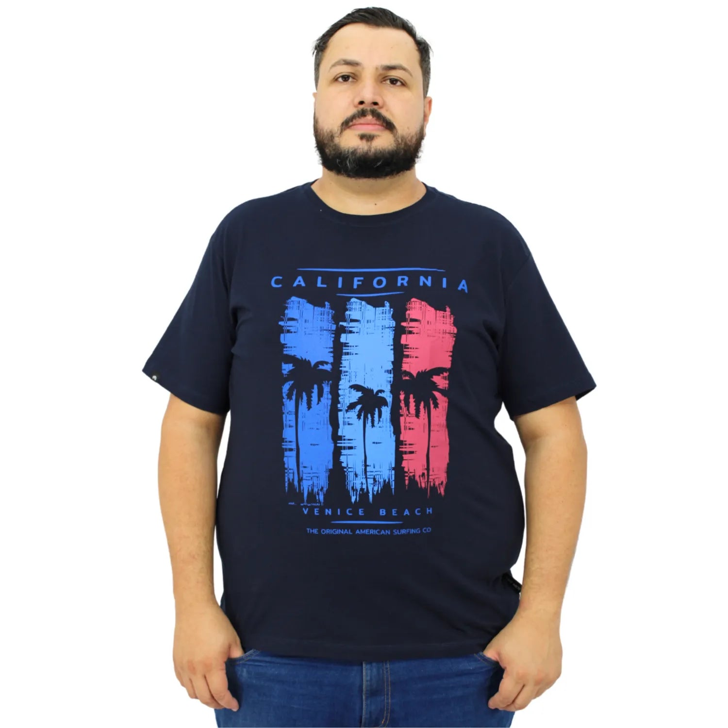 Foto de modelo vestindo a camiseta plus size de algodão, com estampa "Califórnia", da marca Absinto Men.