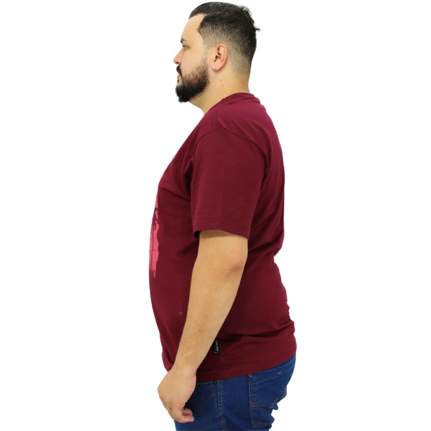 Foto de modelo vestindo a camiseta plus size de algodão, com estampa "Califórnia", da marca Absinto Men na cor bordô.