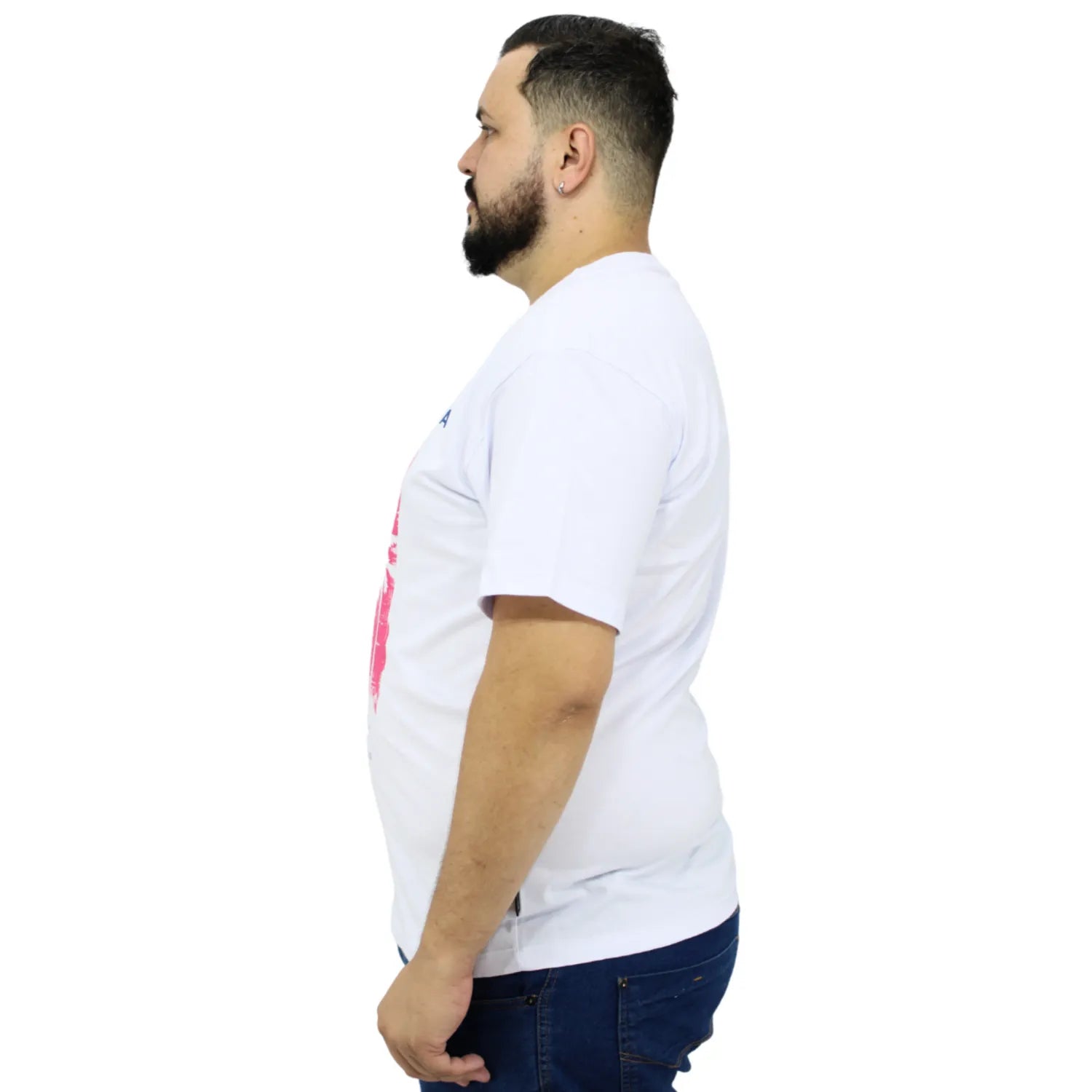 Modelo vestindo a camiseta plus size de algodão, com estampa "Califórnia", da marca Absinto Men na cor branca.