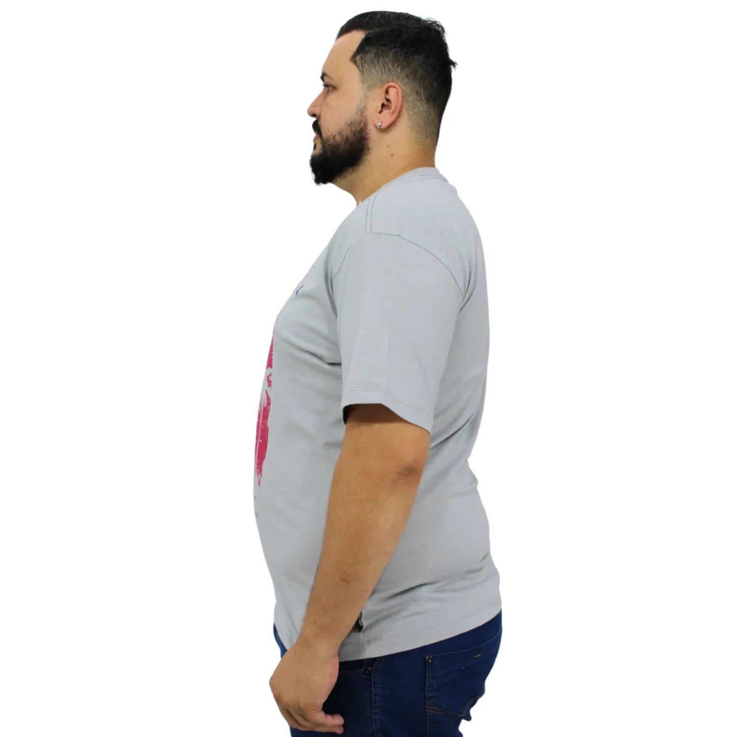 Foto de modelo vestindo a camiseta plus size de algodão, com estampa "Califórnia", da marca Absinto Men na cor cinza.