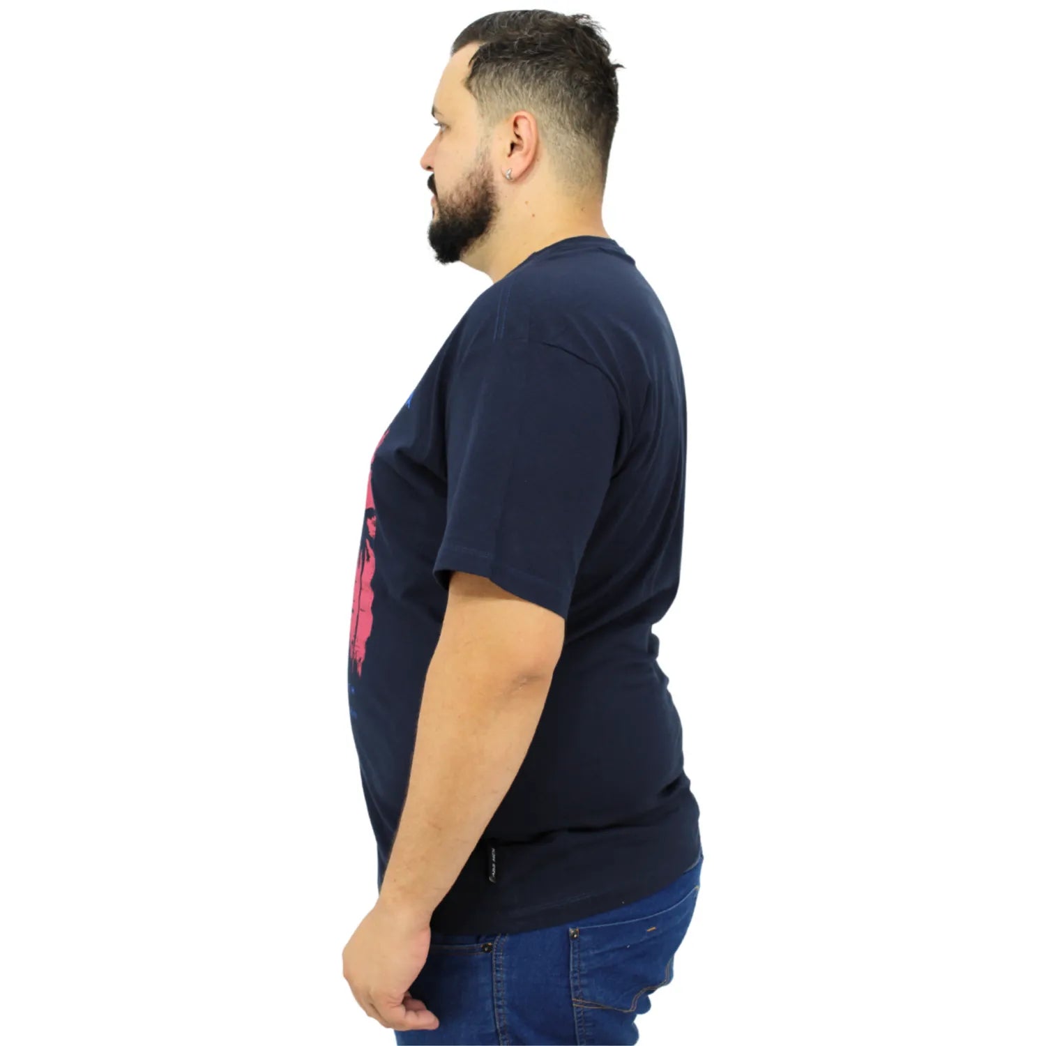 Foto de modelo vestindo a camiseta plus size de algodão, com estampa "Califórnia", da marca Absinto Men.