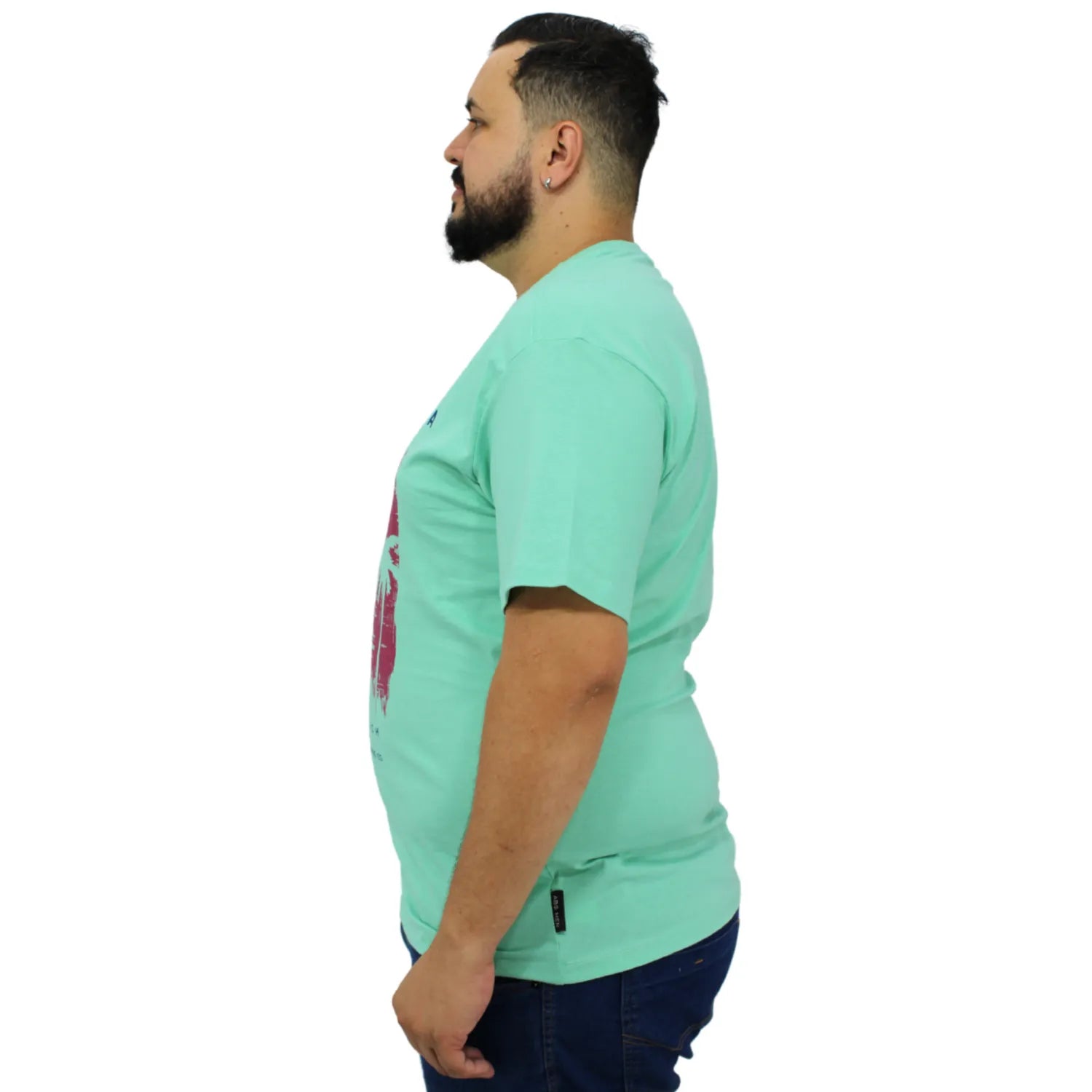 Modelo usando camiseta plus size de algodão da Absinto Men, com estampa que remete à Califórnia na cor verde.