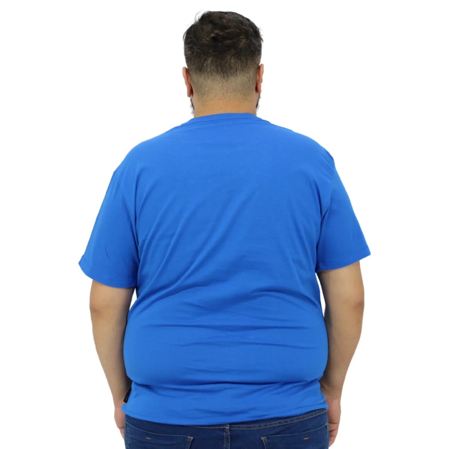 Modelo usando camiseta plus size de algodão premium da Absinto Men, com a logo da marca no peito, na cor azul.