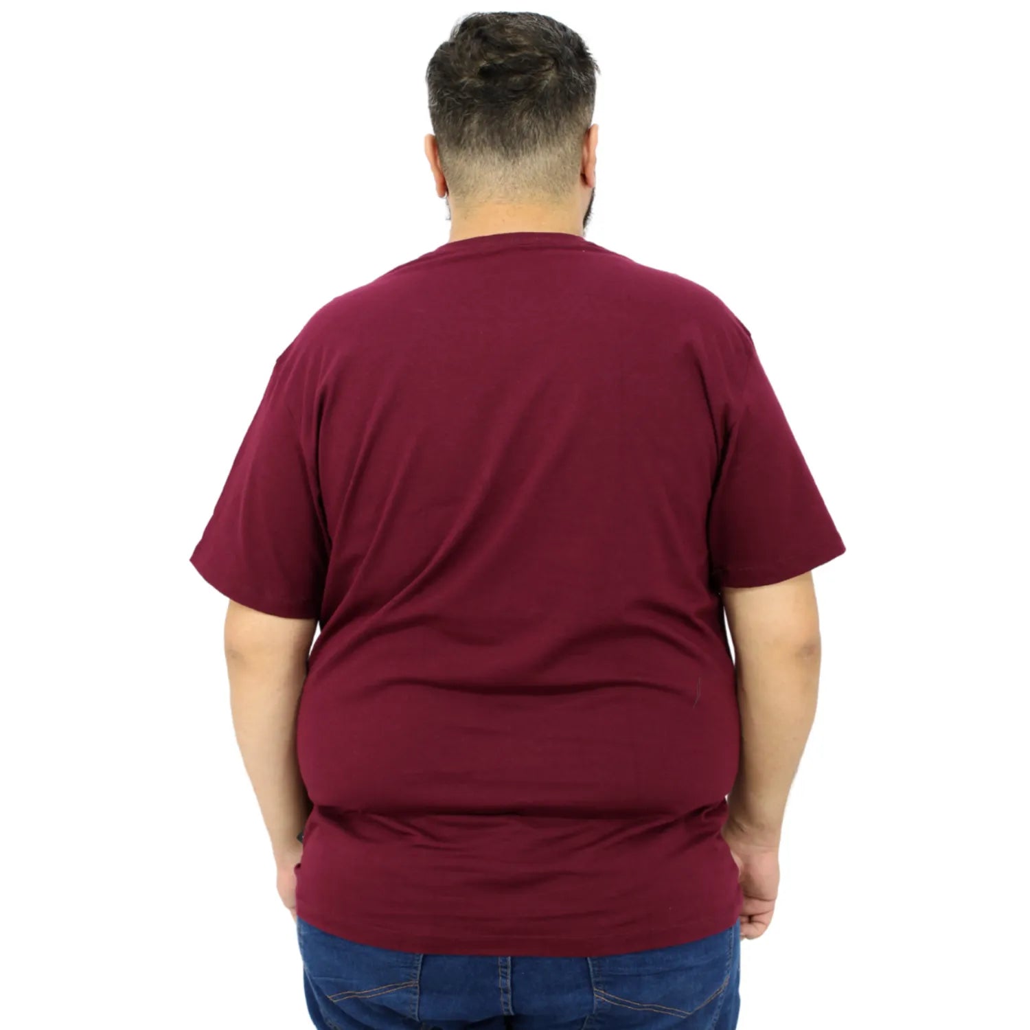 Modelo usando camiseta plus size de algodão premium da Absinto Men, com a logo da marca no peito, na cor bordô.