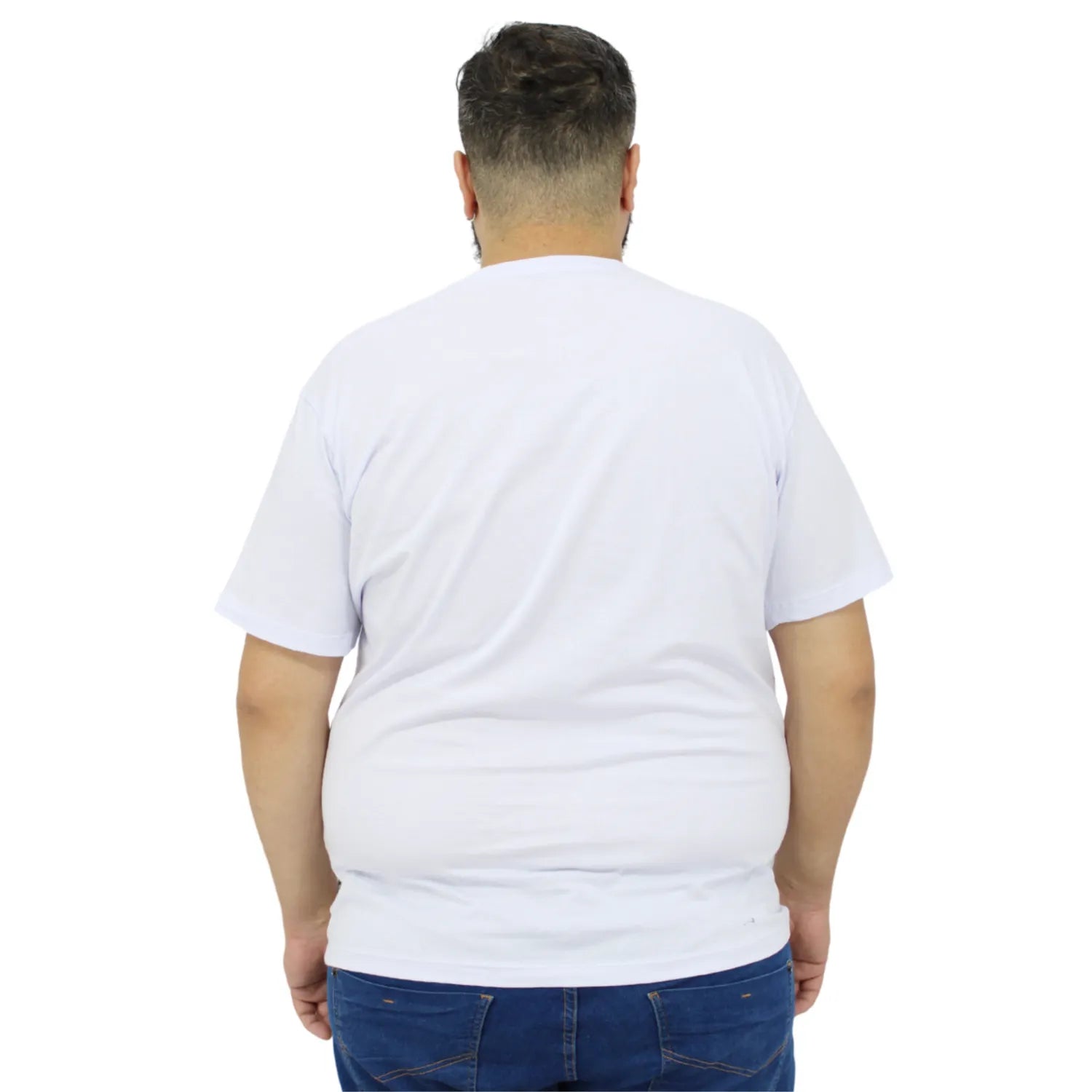 Modelo usando camiseta plus size de algodão premium da Absinto Men, com a logo da marca no peito, na cor branca.