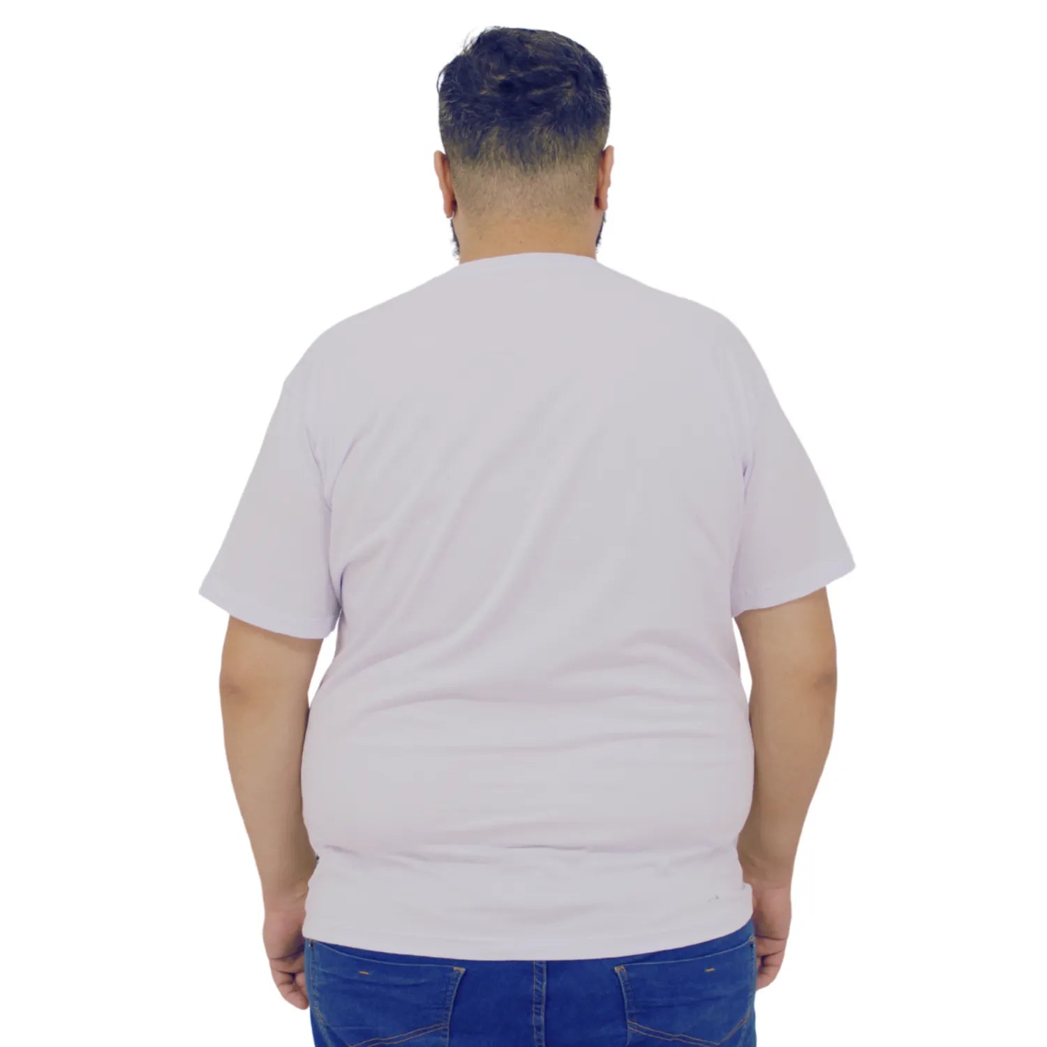 Modelo usando camiseta plus size de algodão premium da Absinto Men, com a logo da marca no peito, na cor cinza.