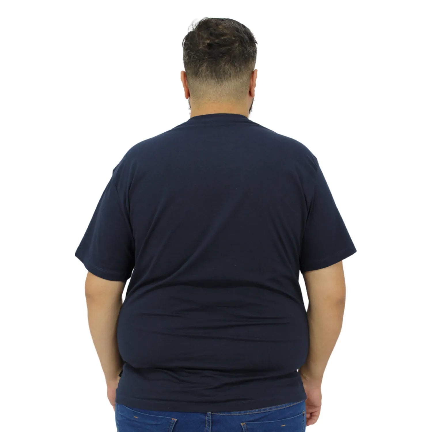Modelo usando camiseta plus size de algodão premium da Absinto Men, com a logo da marca no peito, na cor marinho.