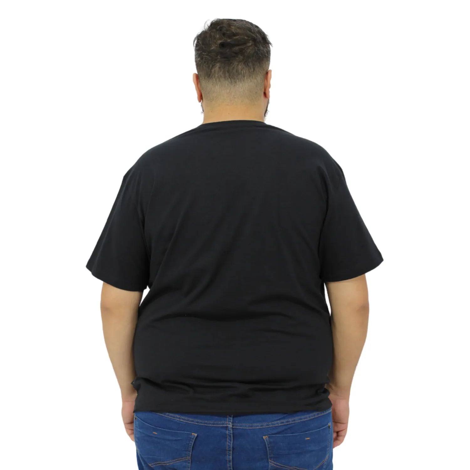 Modelo usando camiseta plus size de algodão premium da Absinto Men, com a logo da marca no peito, na cor preta.
