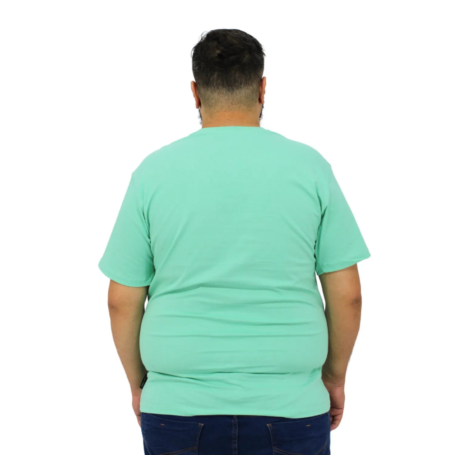 Modelo usando camiseta plus size de algodão premium da Absinto Men, com a logo da marca no peito, na cor verde.