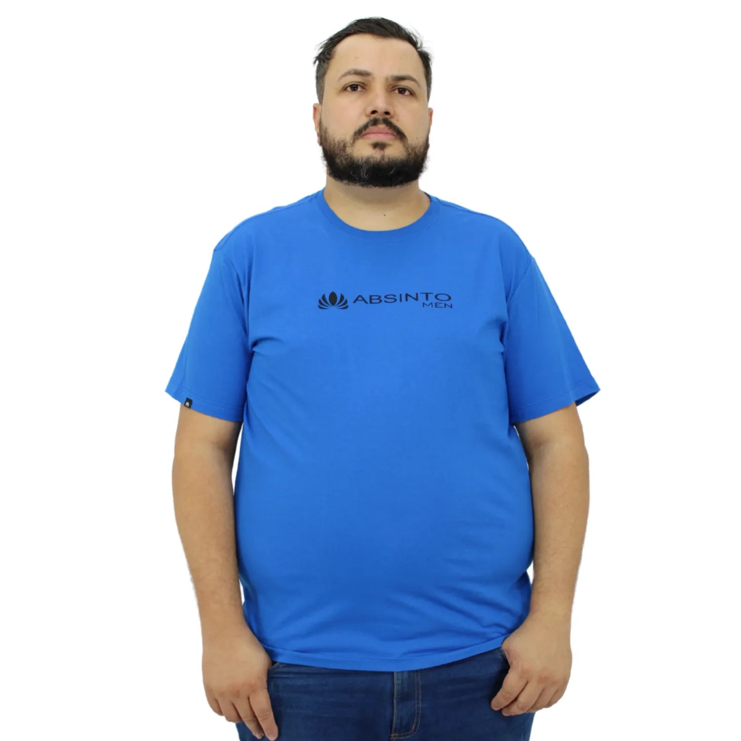 Modelo usando camiseta plus size de algodão premium da Absinto Men, com a logo da marca no peito, na cor azul.