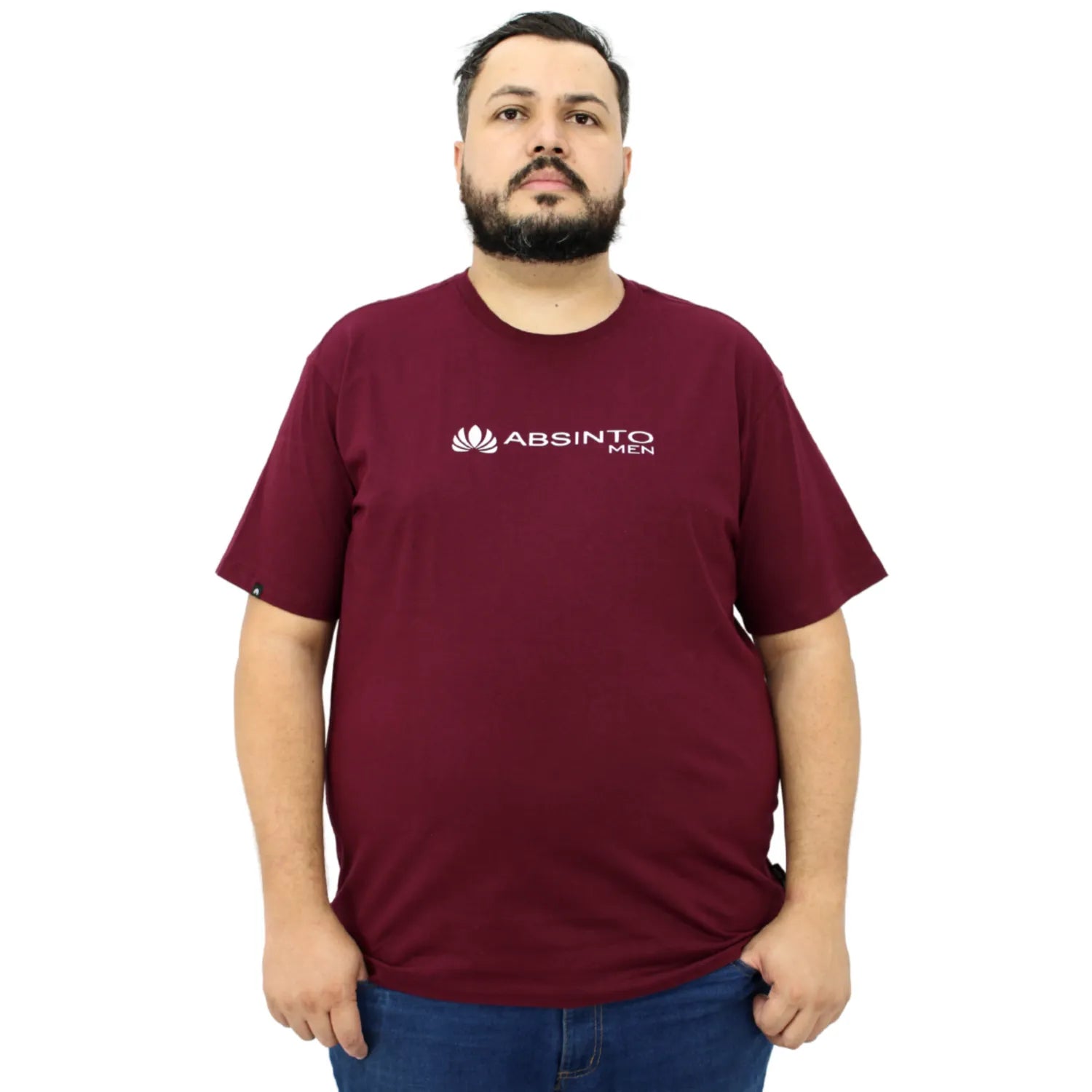 Modelo usando camiseta plus size de algodão premium da Absinto Men, com a logo da marca no peito, na cor bordô.