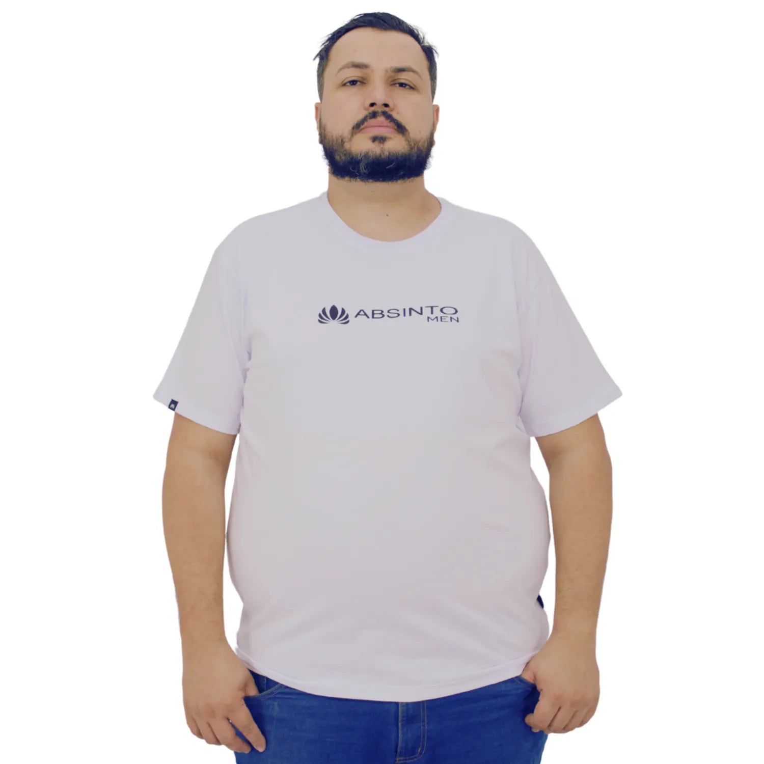 Modelo usando camiseta plus size de algodão premium da Absinto Men, com a logo da marca no peito, na cor cinza.