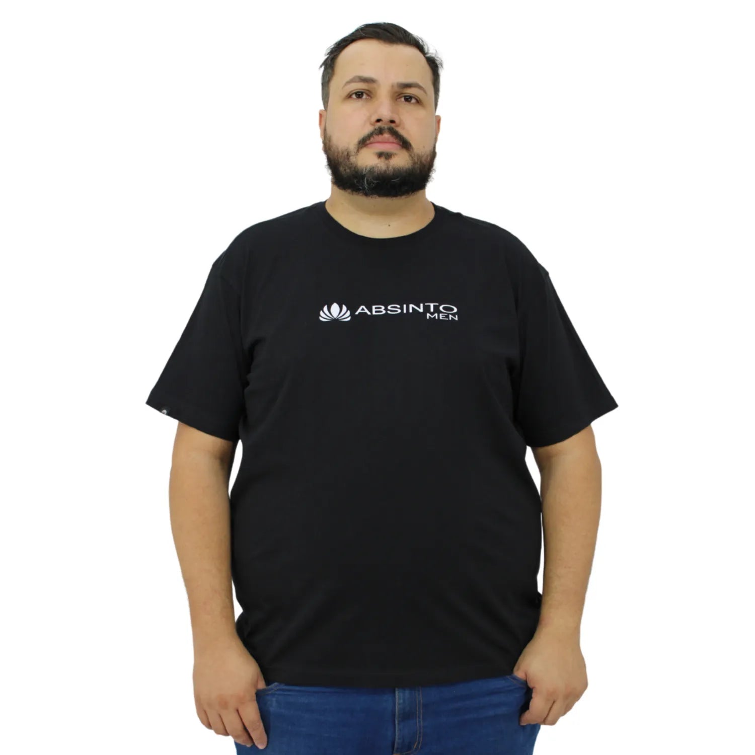 Modelo usando camiseta plus size de algodão premium da Absinto Men, com a logo da marca no peito, na cor preta.