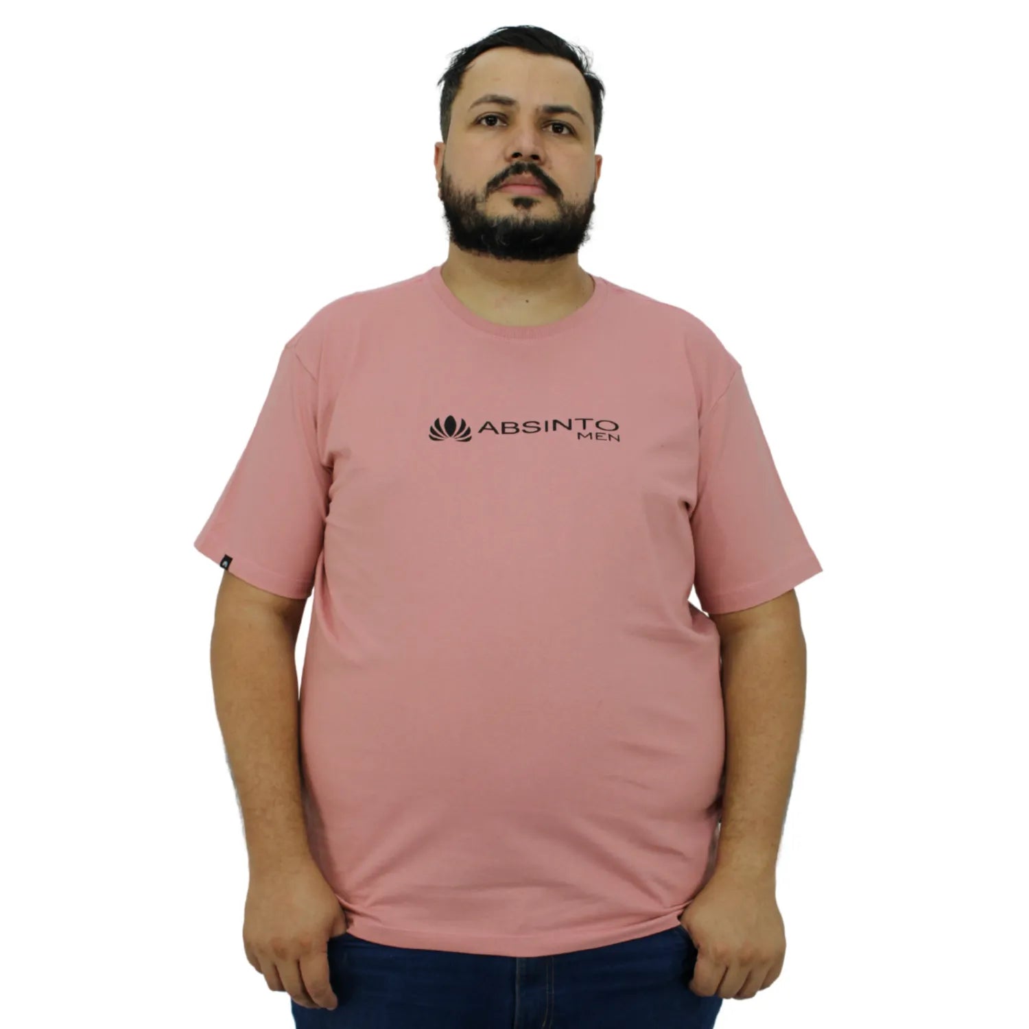 Modelo usando camiseta plus size de algodão premium da Absinto Men, com a logo da marca no peito, na cor rosa.