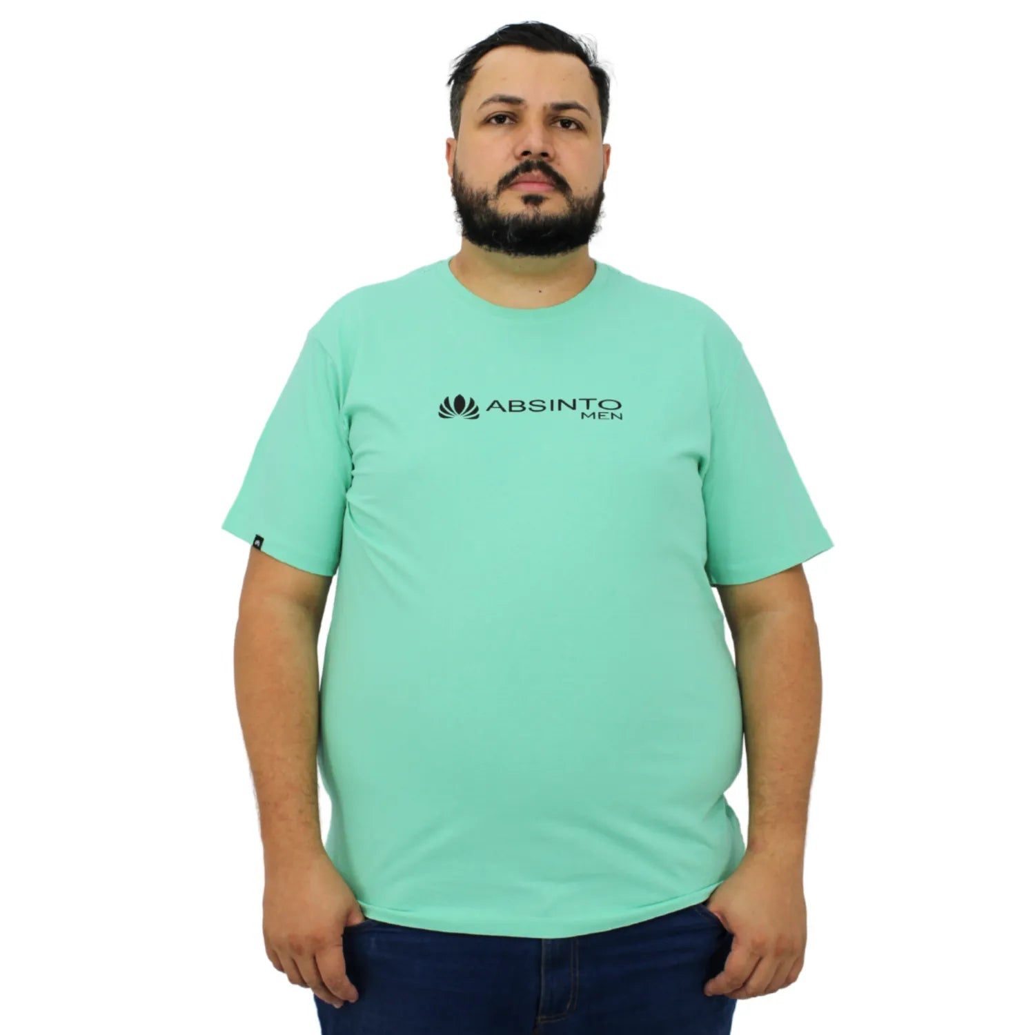 Modelo usando camiseta plus size de algodão premium da Absinto Men, com a logo da marca no peito, na cor verde.