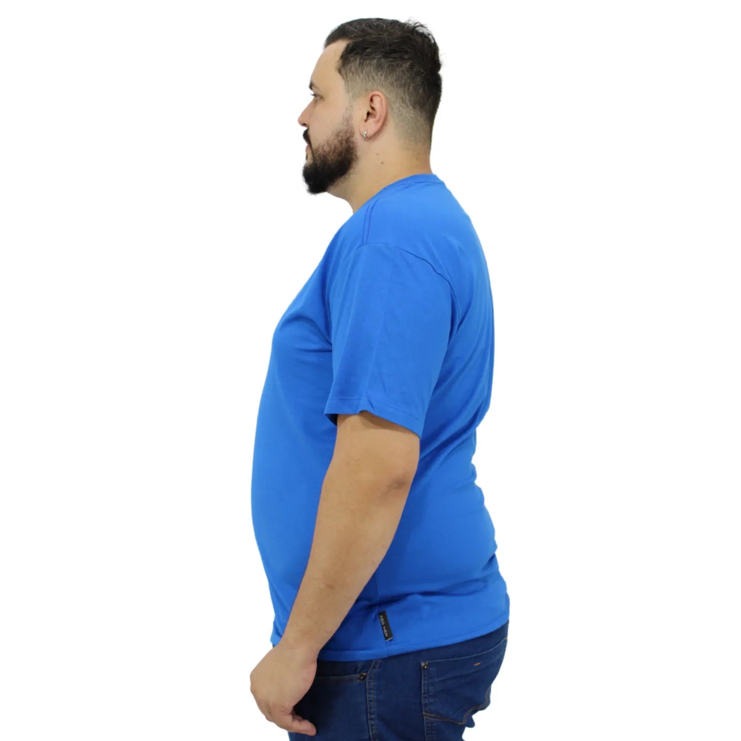 Modelo usando camiseta plus size de algodão premium da Absinto Men, com a logo da marca no peito, na cor azul.
