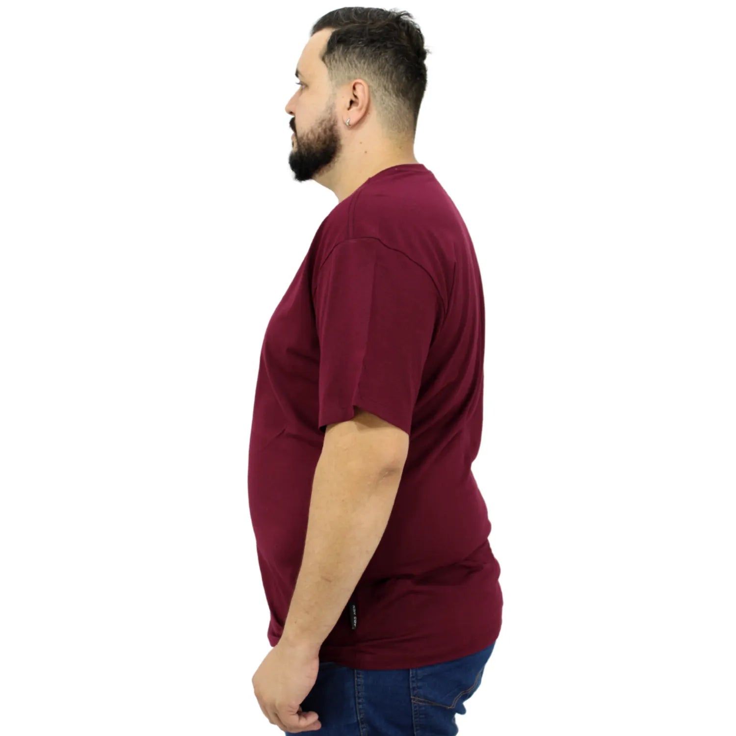 Modelo usando camiseta plus size de algodão premium da Absinto Men, com a logo da marca no peito, na cor bordô.