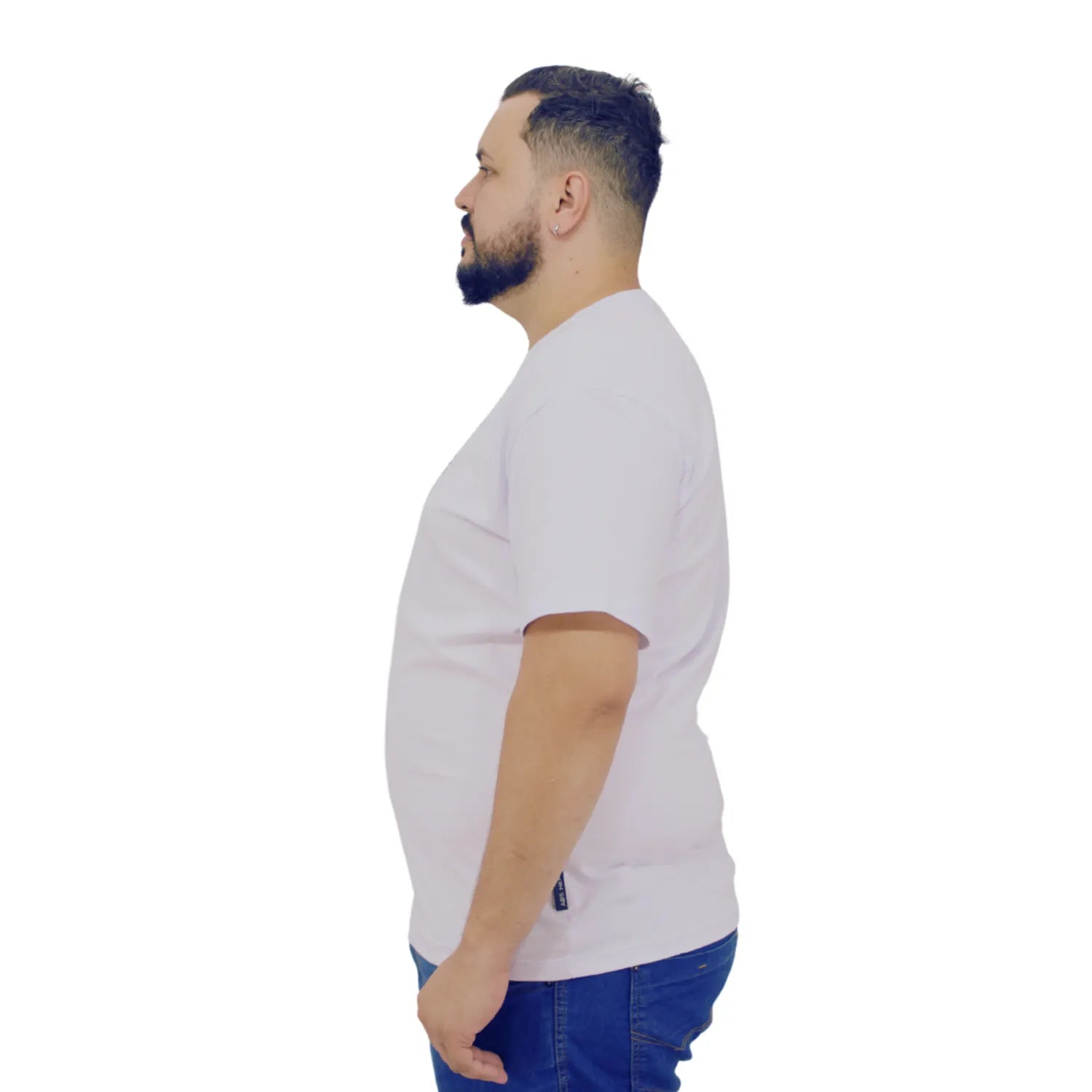 Modelo usando camiseta plus size de algodão premium da Absinto Men, com a logo da marca no peito, na cor cinza.