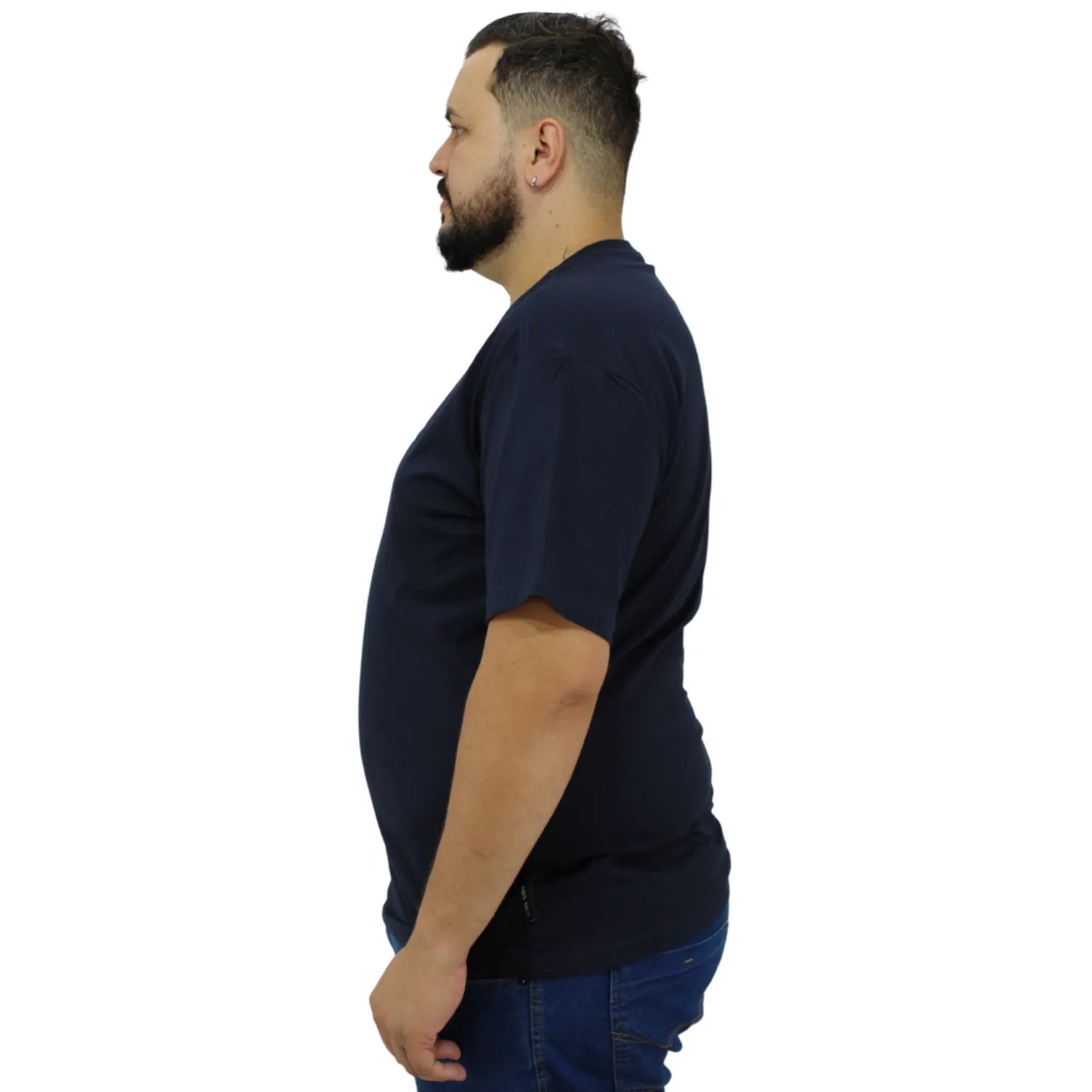 Modelo usando camiseta plus size de algodão premium da Absinto Men, com a logo da marca no peito, na cor marinho.