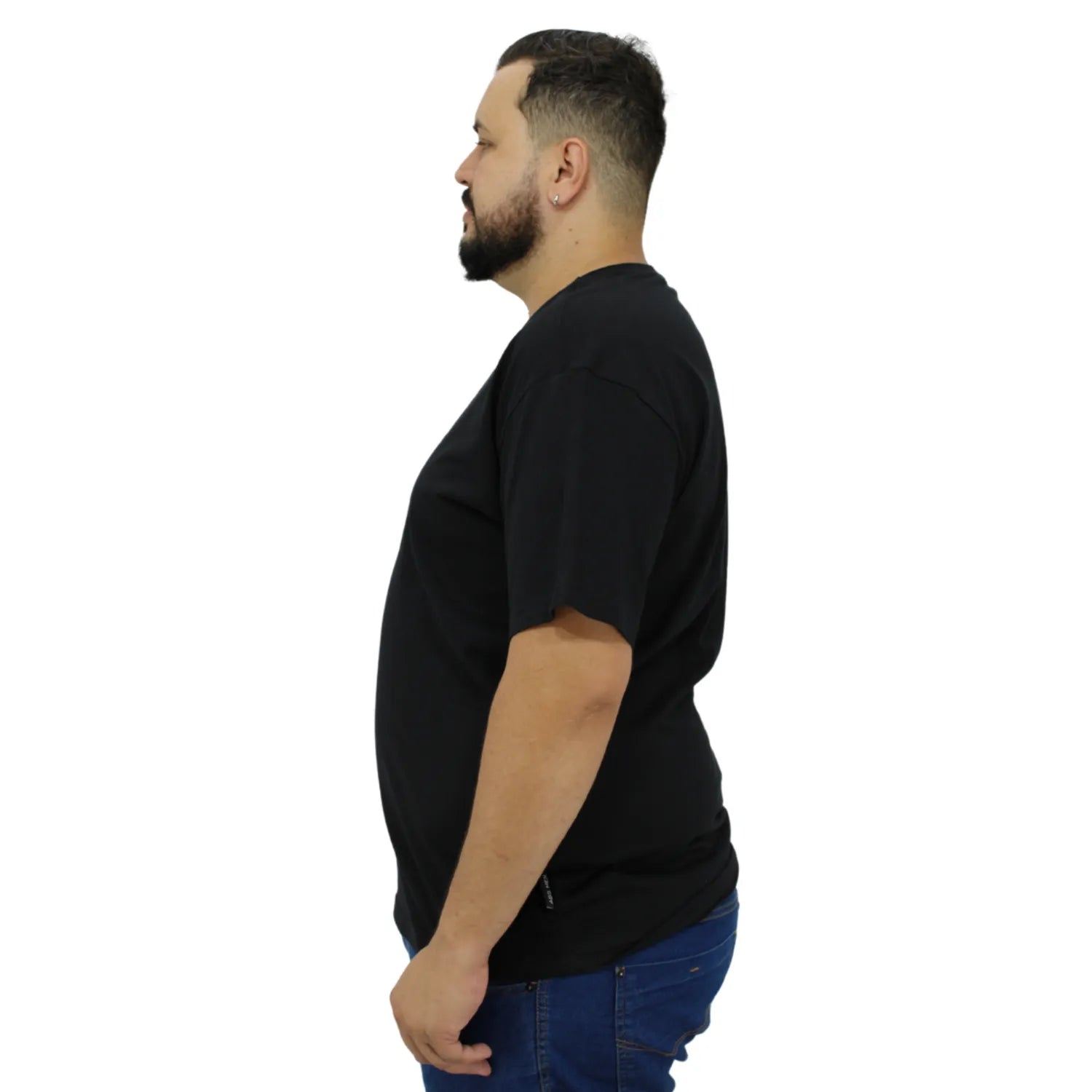 Modelo usando camiseta plus size de algodão premium da Absinto Men, com a logo da marca no peito, na cor preta.