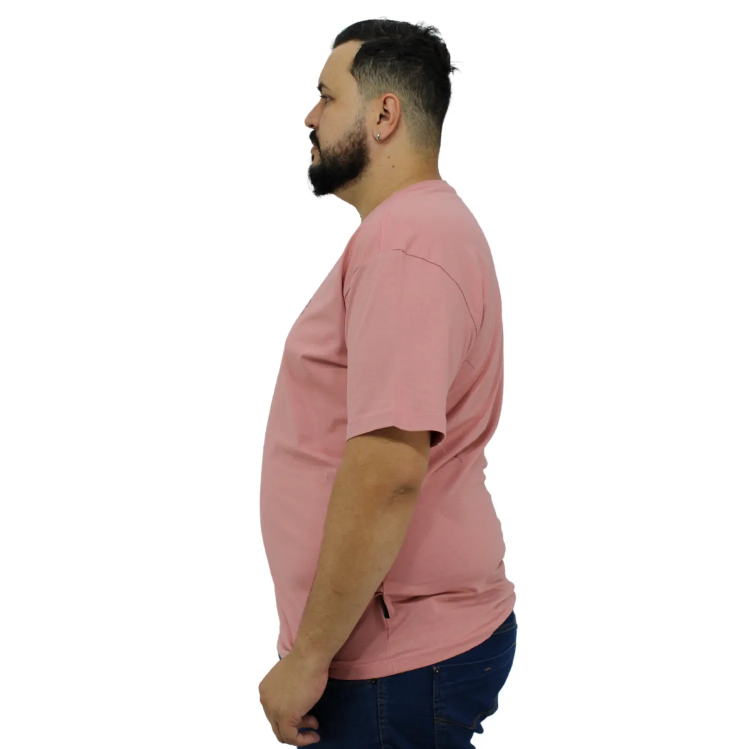 Modelo usando camiseta plus size de algodão premium da Absinto Men, com a logo da marca no peito, na cor rosa.