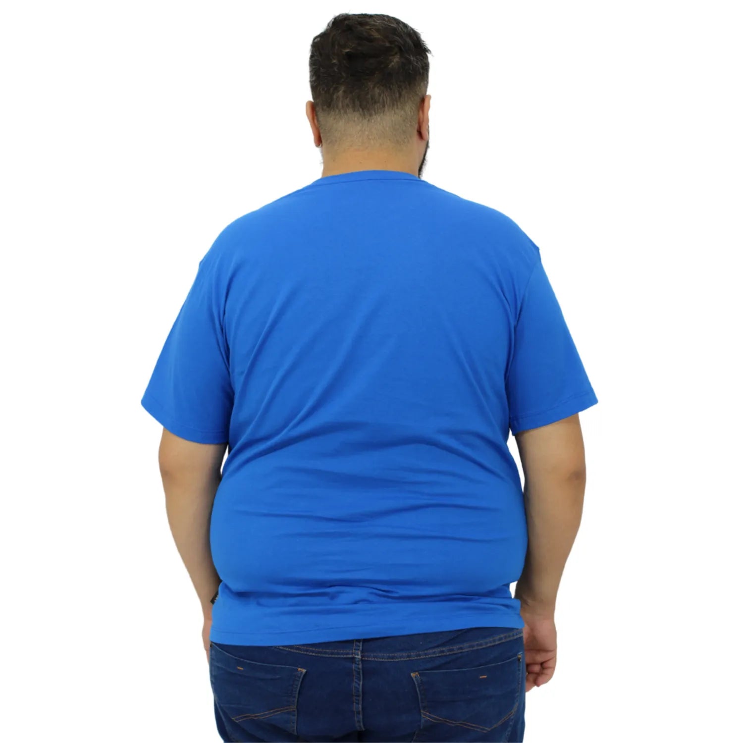 Foto de modelo usando camiseta plus size de algodão premium, com estampa "Collection", da marca Absinto Men na cor azul.