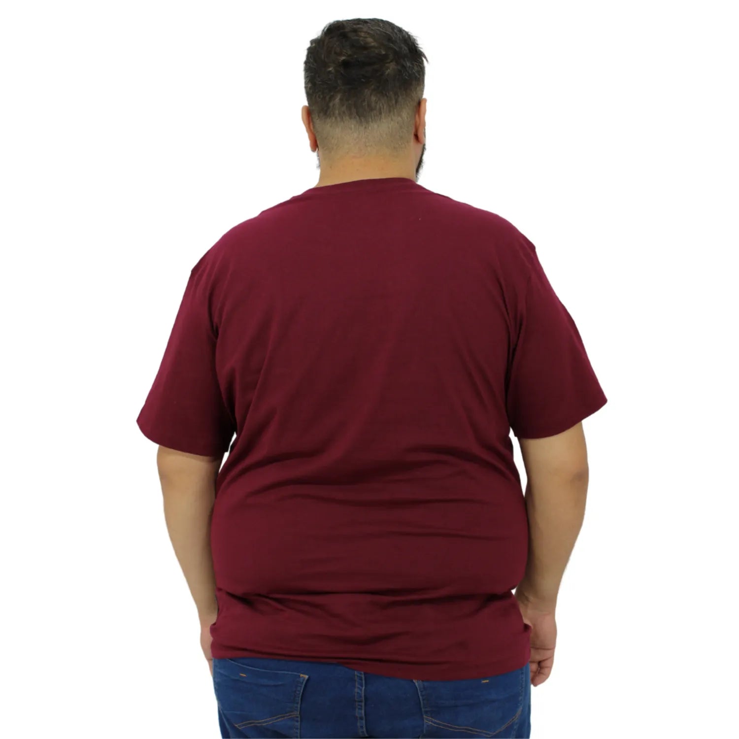 Foto de modelo de costas usando camiseta plus size de algodão premium, com estampa "Collection", da marca Absinto Men na cor bordô.