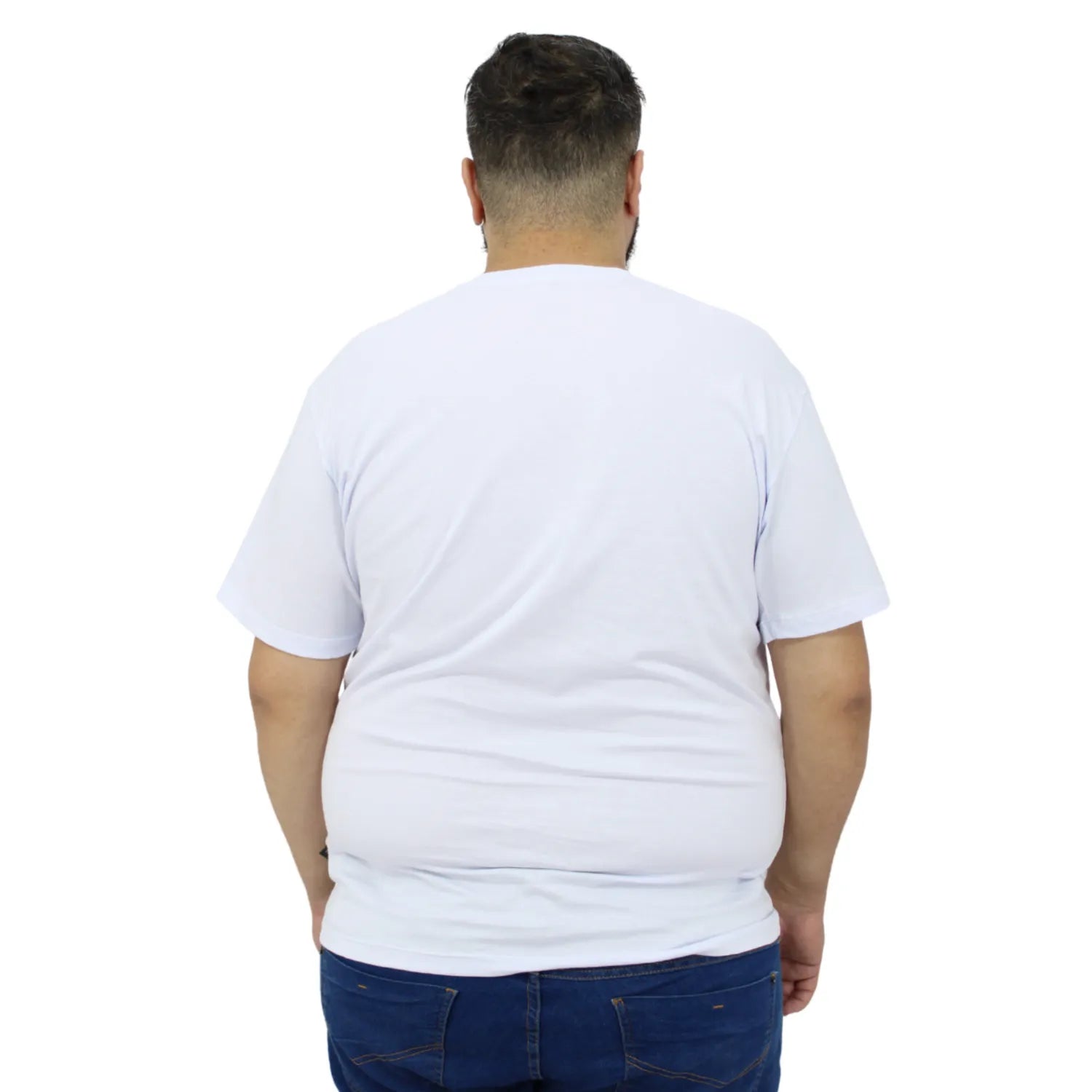 Foto de modelo usando camiseta plus size de algodão premium, com estampa "Collection", da marca Absinto Men na cor branca.