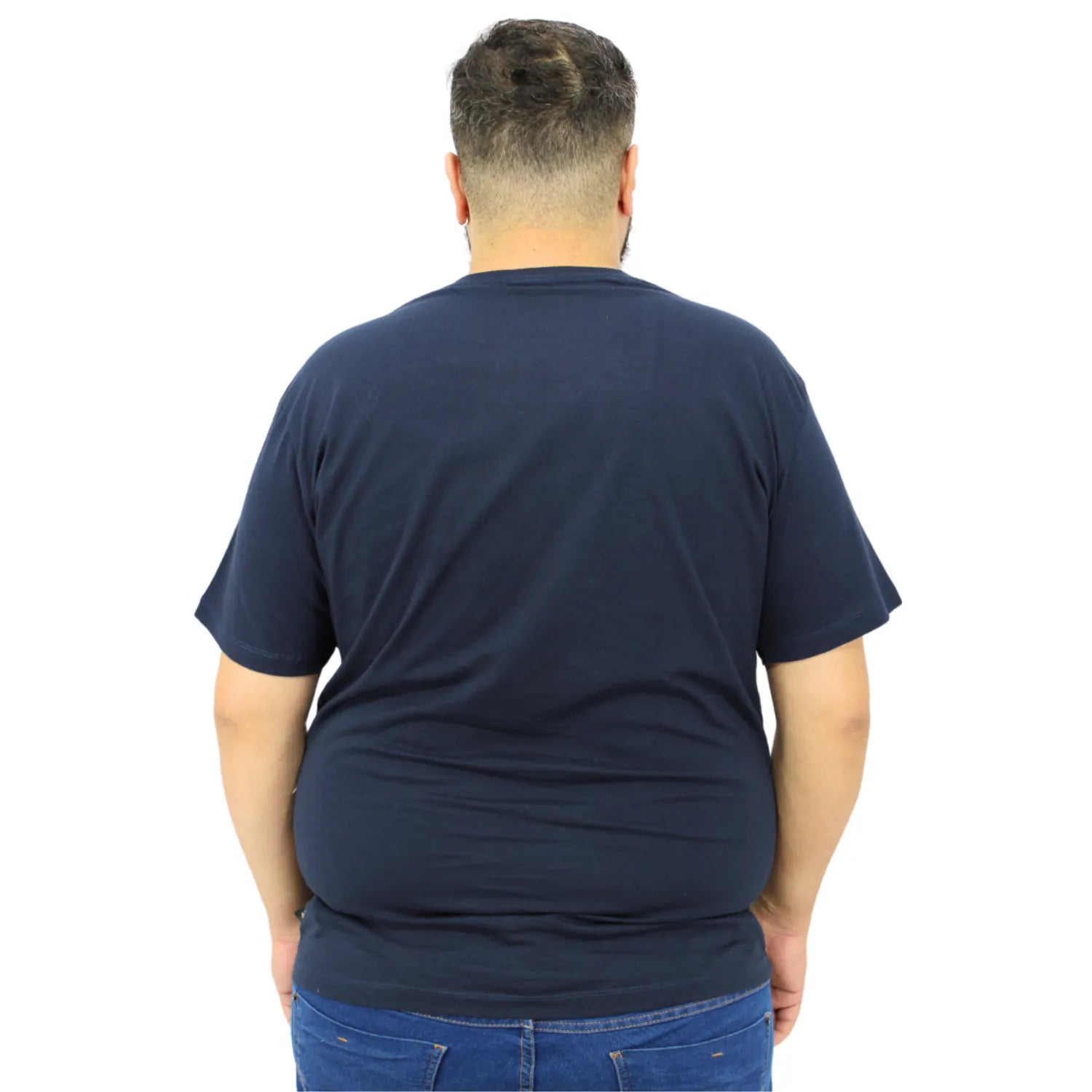 Foto de modelo usando camiseta plus size de algodão premium da Absinto Men, com a estampa "Collection" no peito na cor marinho.