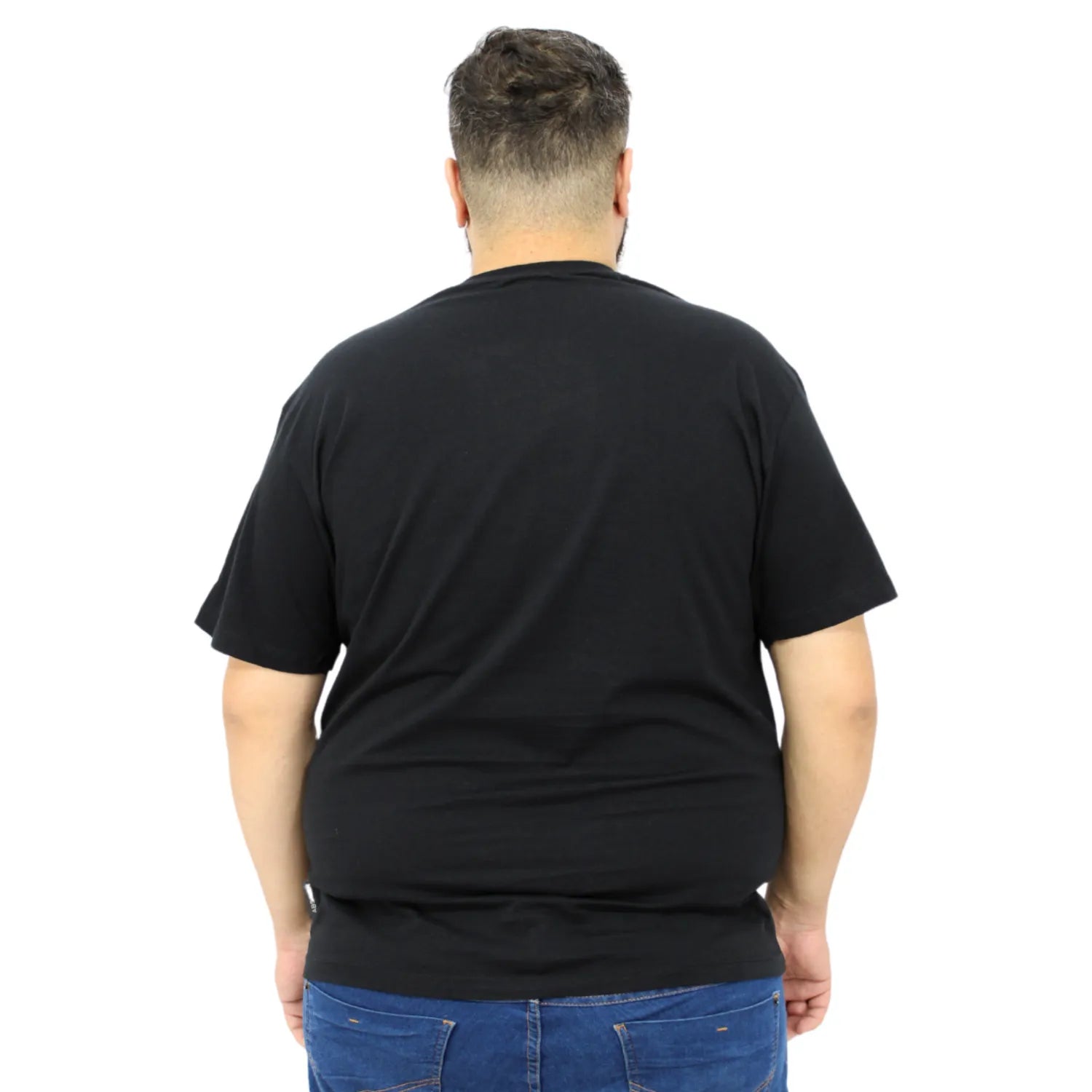 Modelo usando camiseta plus size de algodão premium da Absinto Men, com a estampa "Collection" no peito na cor preta.