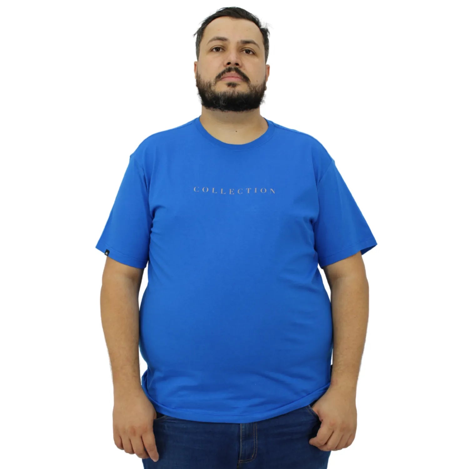 Foto de modelo usando camiseta plus size de algodão premium, com estampa "Collection", da marca Absinto Men na cor azul.