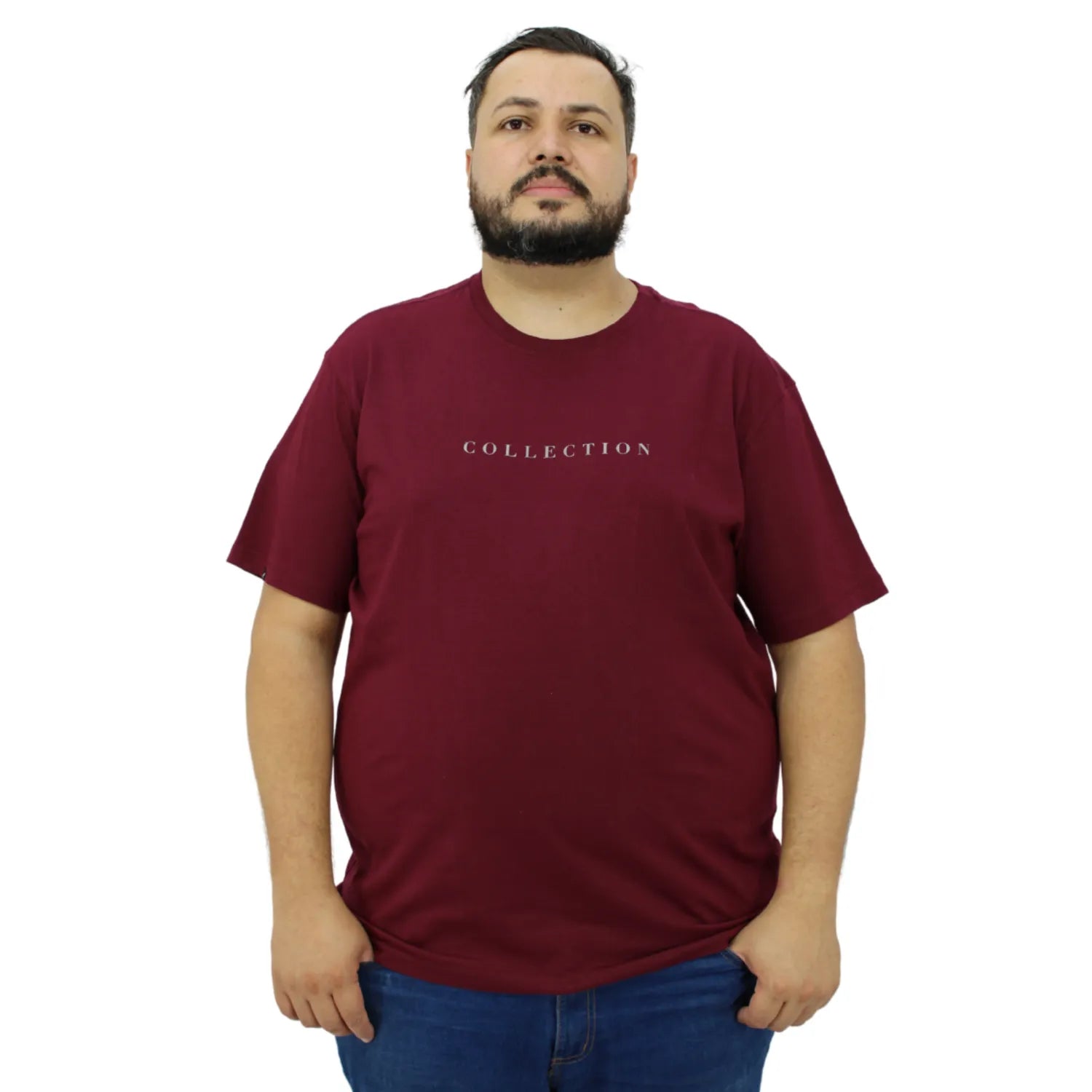 Foto de modelo usando camiseta plus size de algodão premium, com estampa "Collection", da marca Absinto Men na cor bordô.