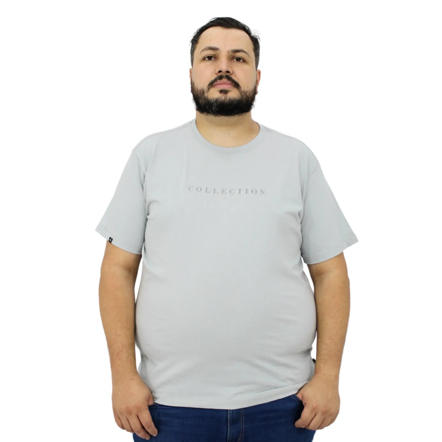 Modelo usando camiseta plus size de algodão premium da Absinto Men, com a estampa "Collection" no peito na cor cinza.