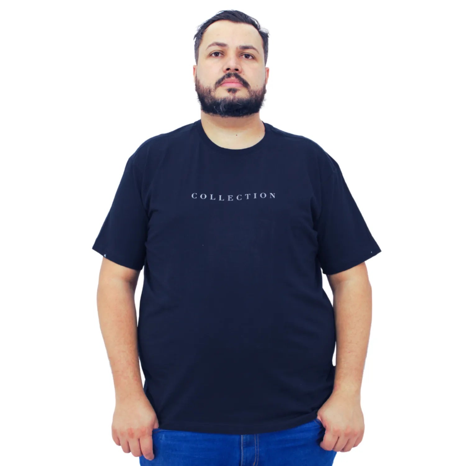 Modelo usando camiseta plus size de algodão premium da Absinto Men, com a estampa "Collection" no peito na cor marinho.