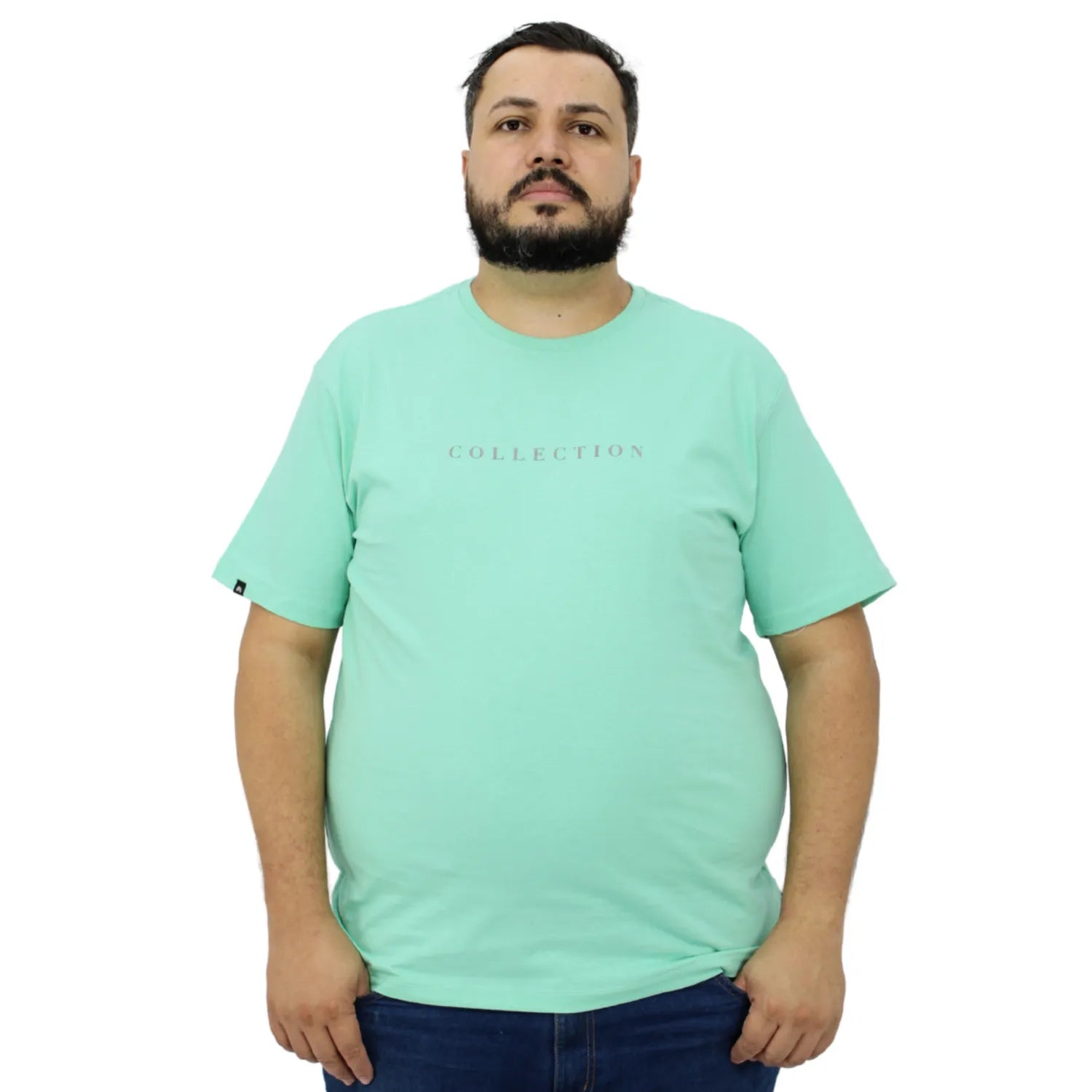 Modelo usando camiseta plus size de algodão premium da Absinto Men, com a estampa "Collection" no peito na cor verde.