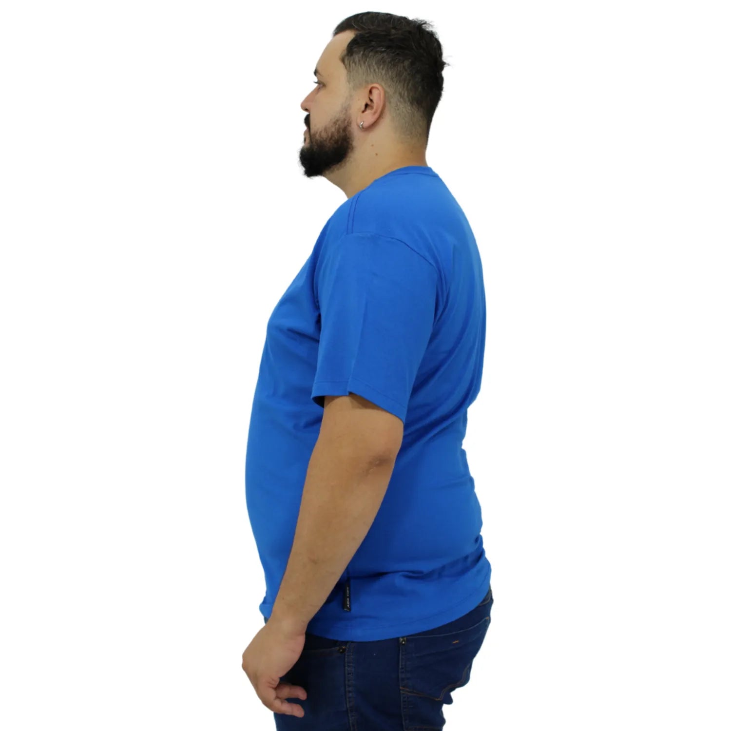 Modelo usando camiseta plus size de algodão premium da Absinto Men, com a estampa "Collection" no peito.