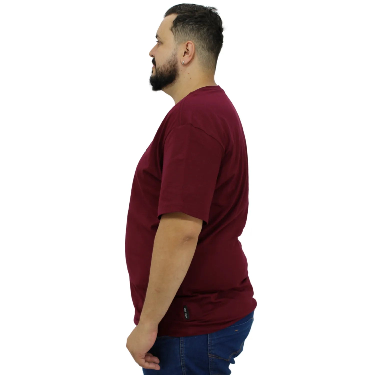 Foto de modelo de lado usando camiseta plus size de algodão premium, com estampa "Collection", da marca Absinto Men na cor bordô.