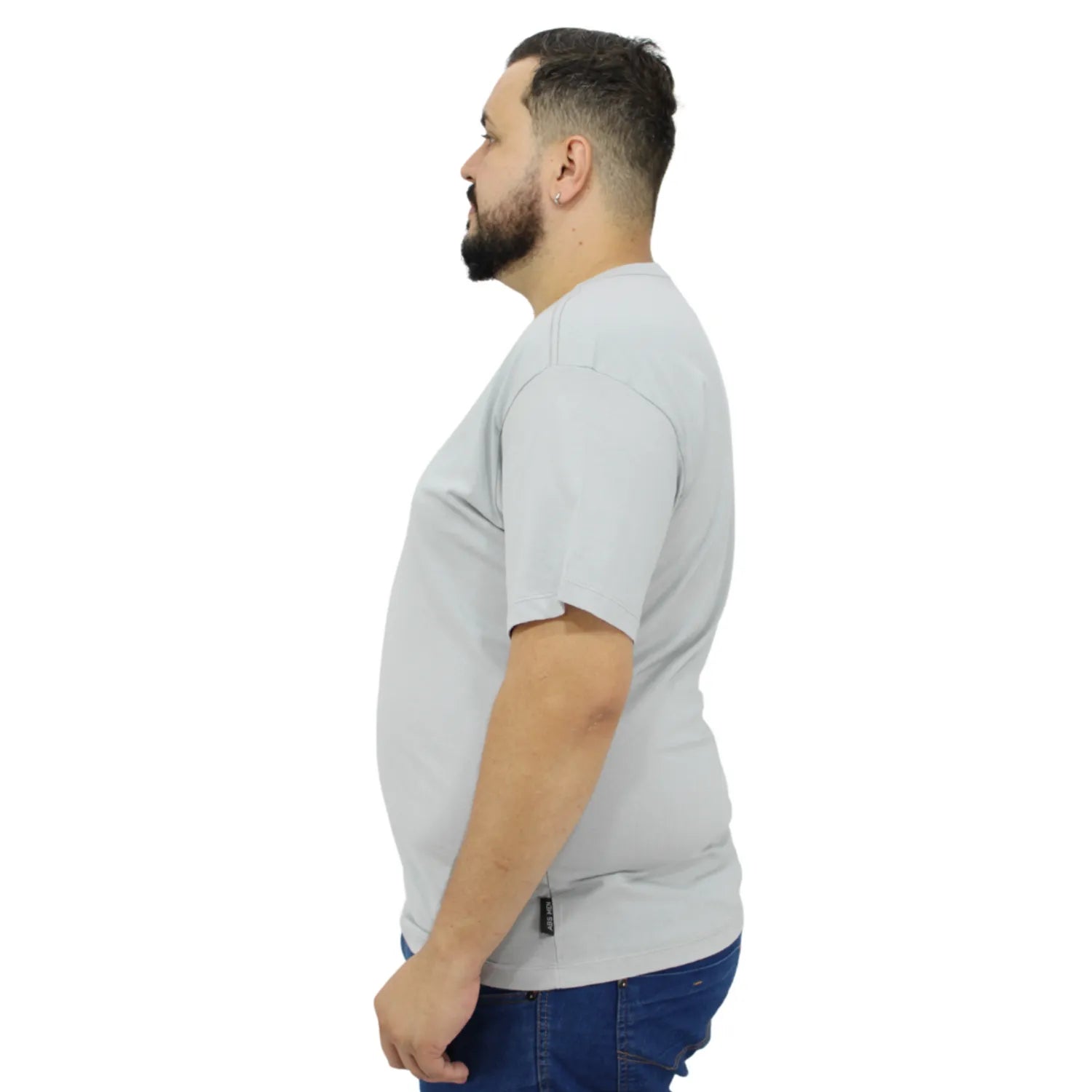 Modelo usando camiseta plus size de algodão premium da Absinto Men, com a estampa "Collection" no peito na cor cinza.