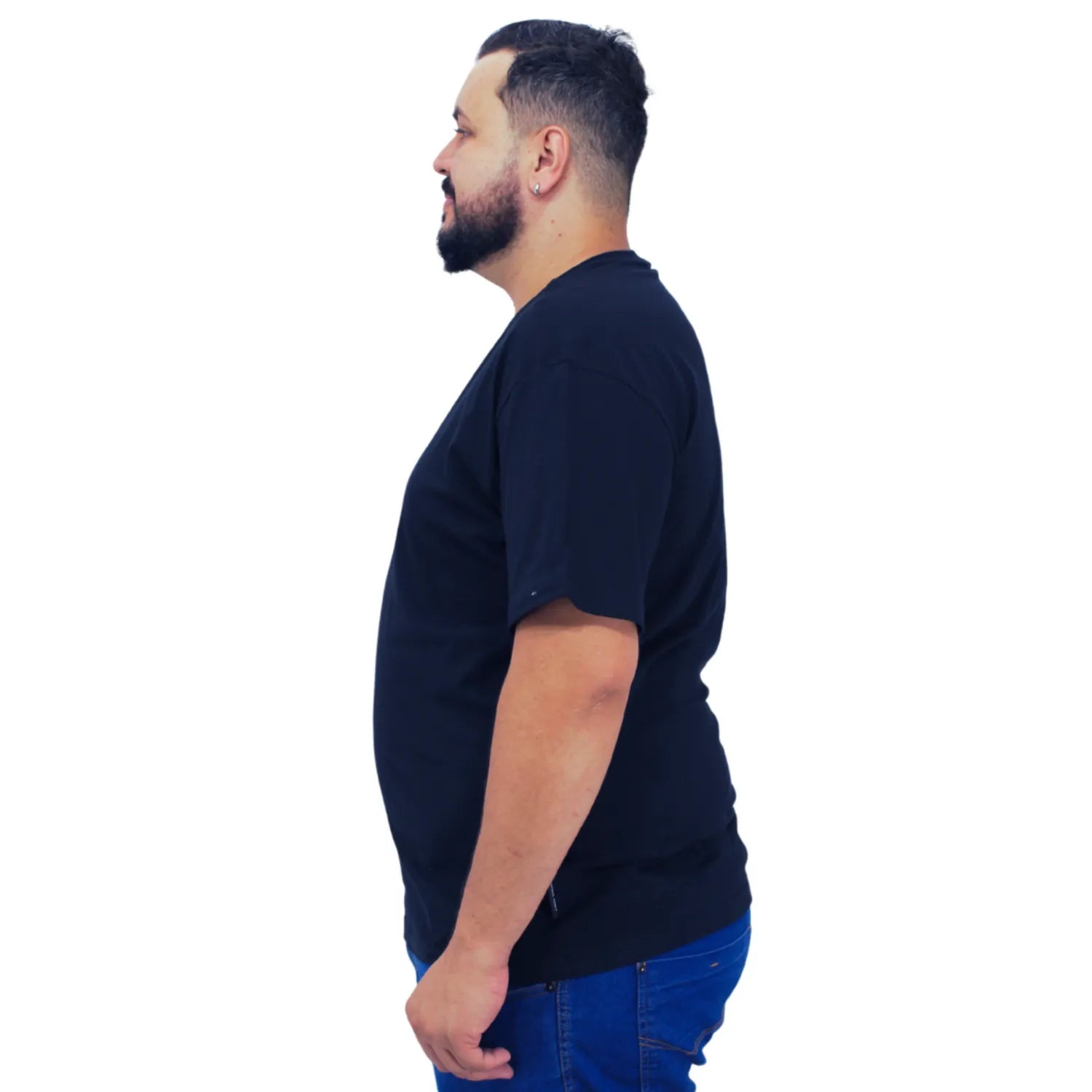 Modelo usando camiseta plus size de algodão premium da Absinto Men, com a estampa "Collection" no peito na cor marinho.