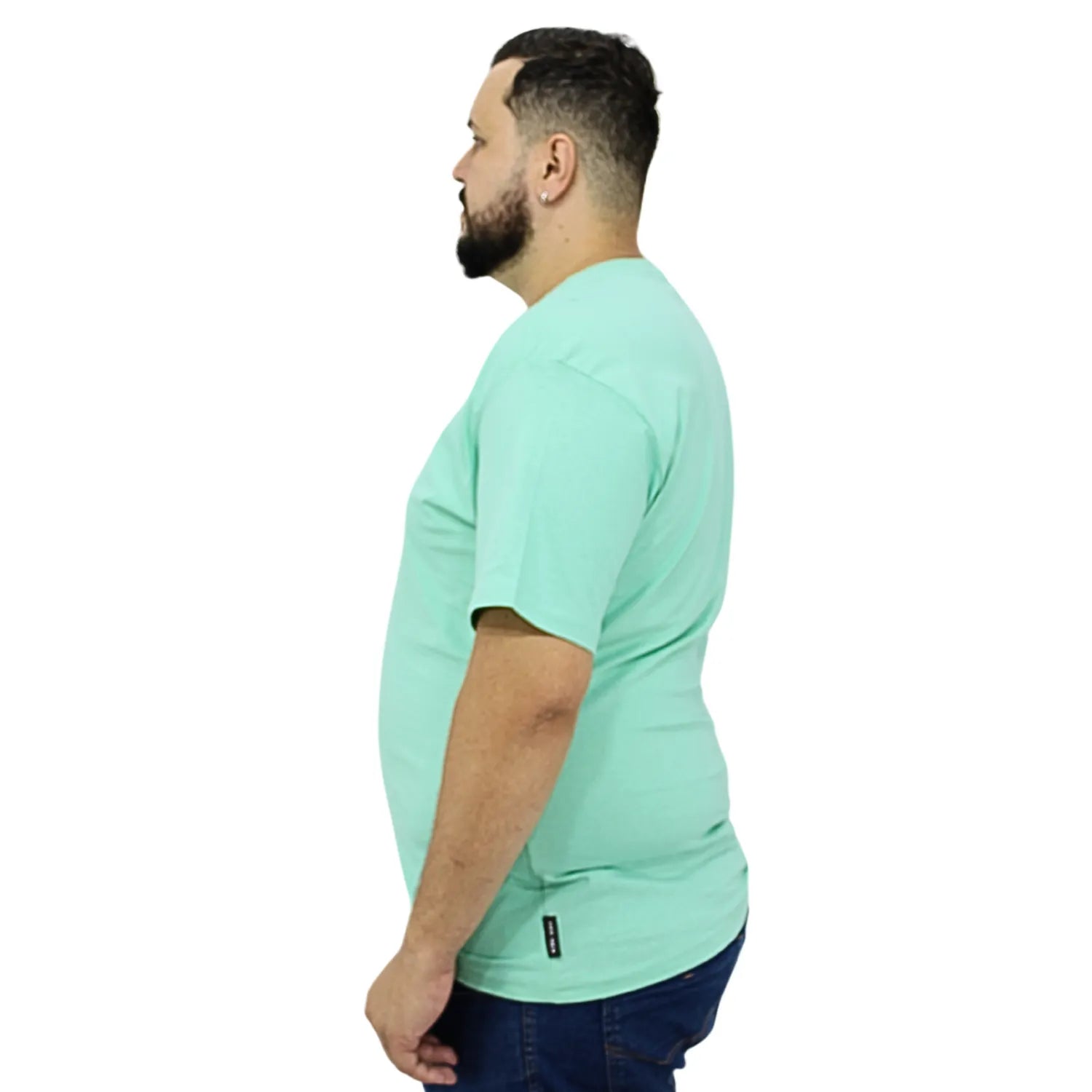 Modelo usando camiseta plus size de algodão premium da Absinto Men, com a estampa "Collection" no peito na cor verde.