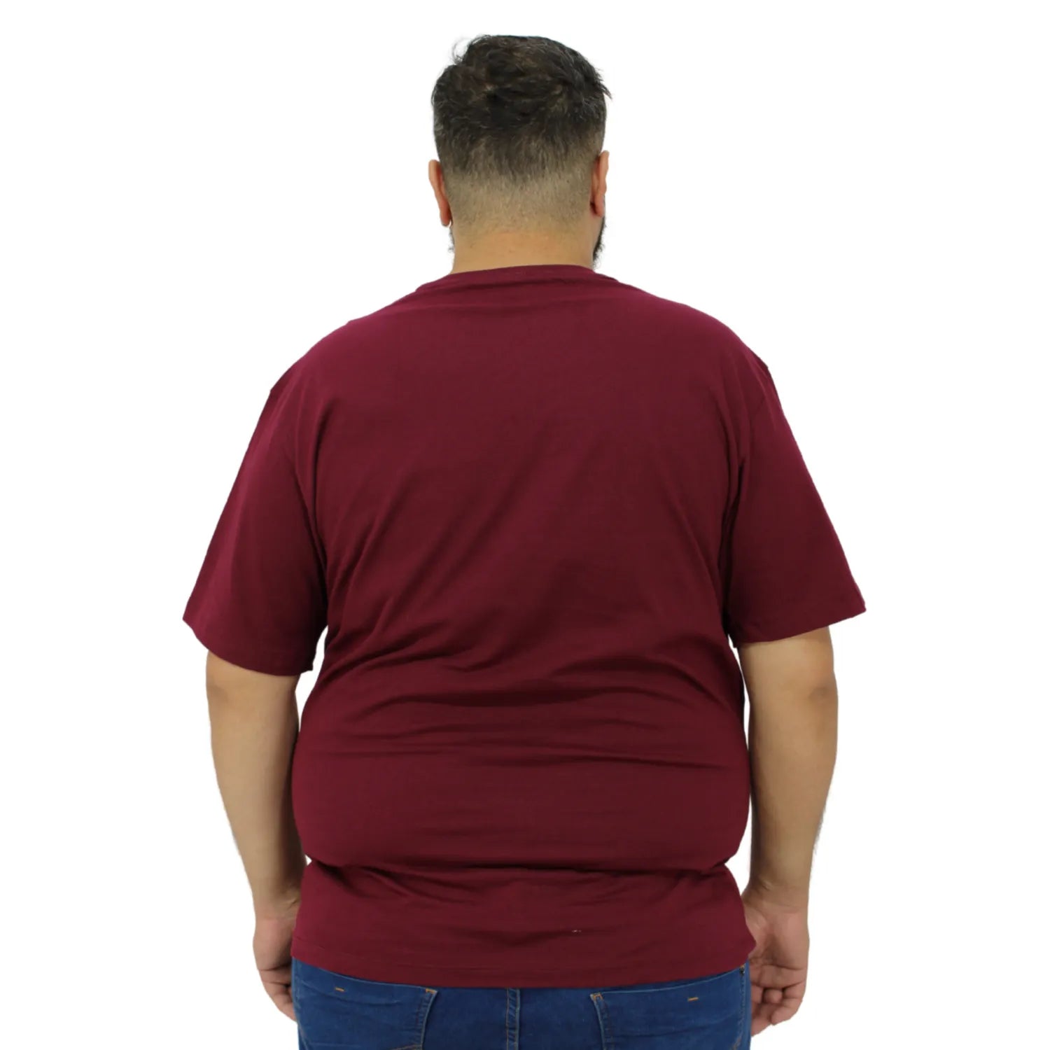 Foto de modelo usando camiseta plus size de algodão premium lisa, na cor bordô da Absinto Men.