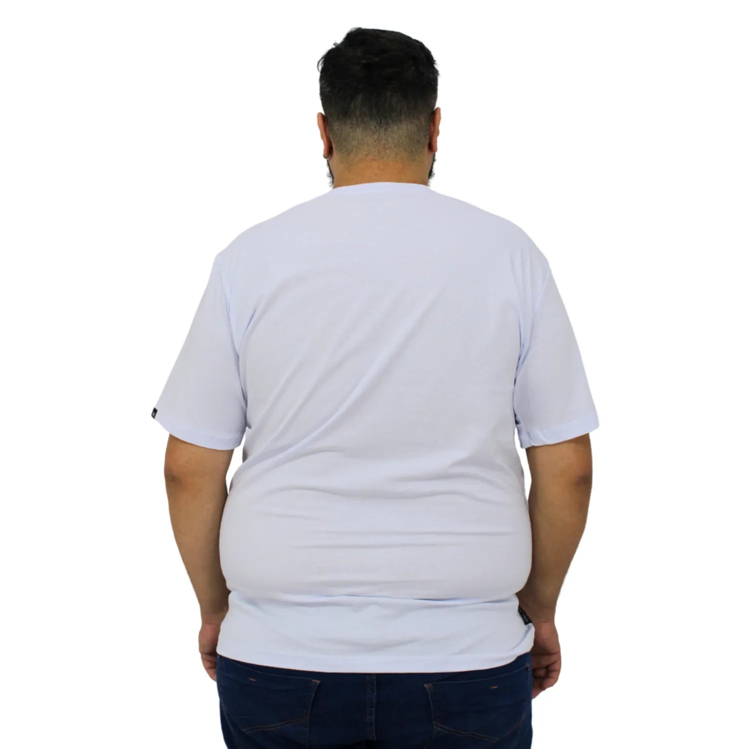 Foto de modelo usando camiseta plus size de algodão premium lisa, na cor branca da Absinto Men.