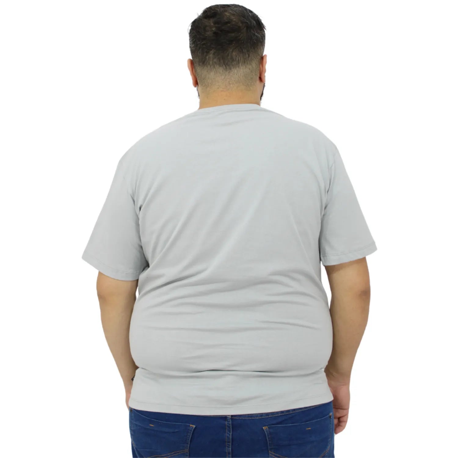 Foto de modelo usando camiseta plus size de algodão premium lisa, na cor cinza da Absinto Men.