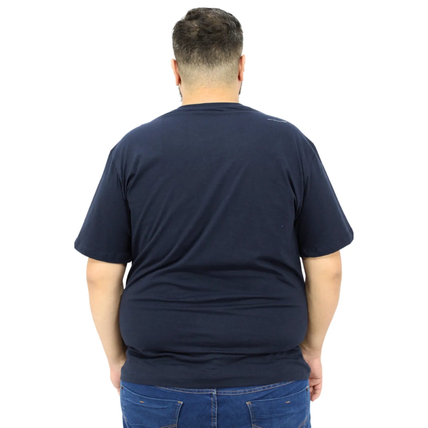 Foto de modelo usando camiseta plus size de algodão premium lisa, na cor marinho da Absinto Men.