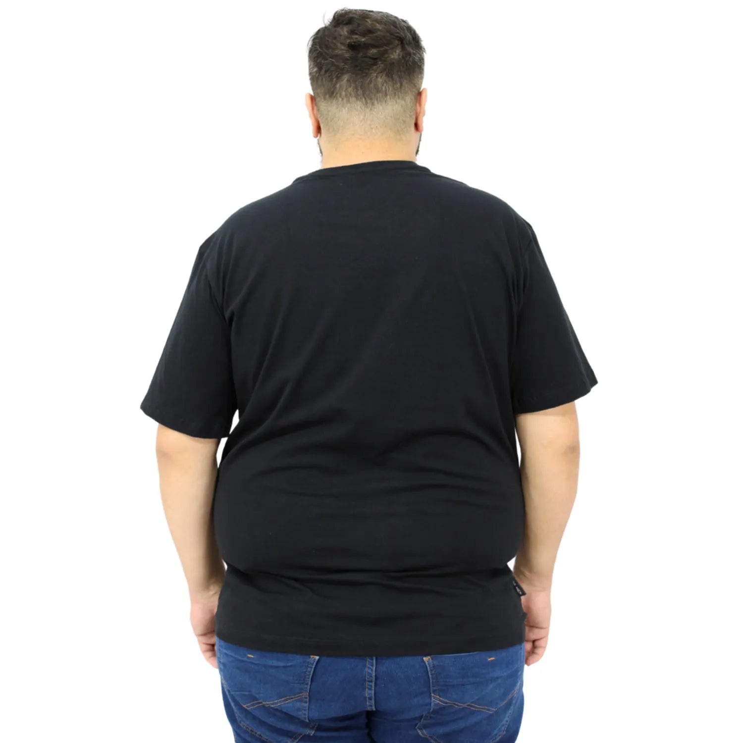 Foto de modelo usando camiseta plus size de algodão premium lisa, na cor preta da Absinto Men.