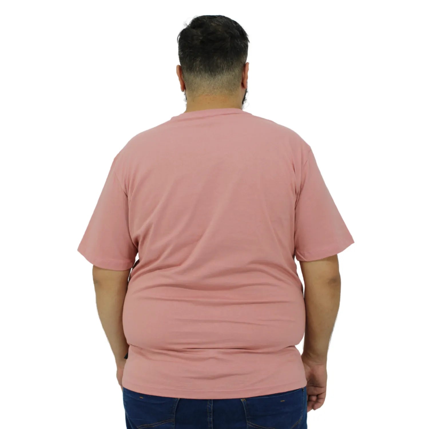 Foto de modelo usando camiseta plus size de algodão premium lisa, na cor rosa da Absinto Men.