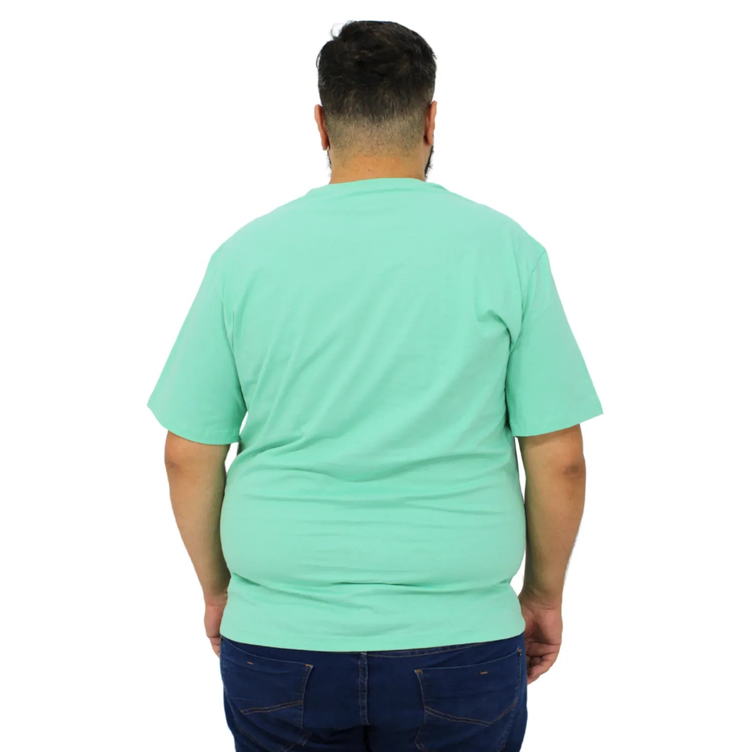 Foto de modelo usando camiseta plus size de algodão premium lisa, na cor verde da Absinto Men.