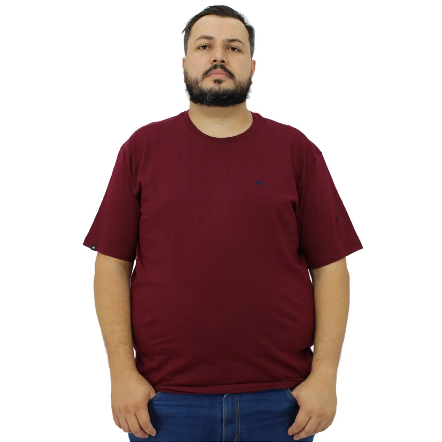 Foto de modelo usando camiseta plus size de algodão premium lisa, na cor bordô da Absinto Men.