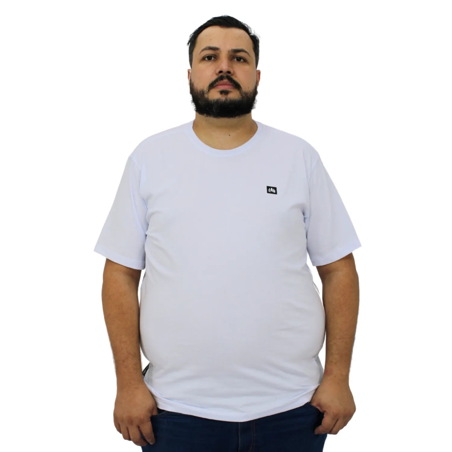 Foto de modelo usando camiseta plus size de algodão premium lisa, na cor branca da Absinto Men.