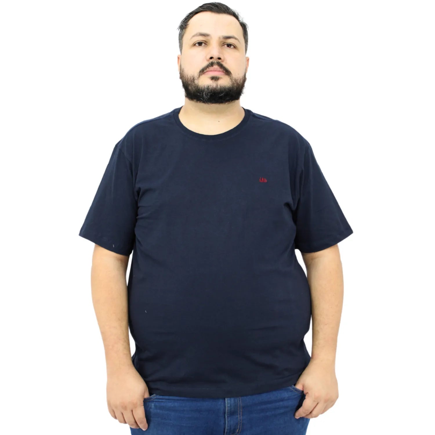 Foto de modelo usando camiseta plus size de algodão premium lisa, na cor marinho da Absinto Men.